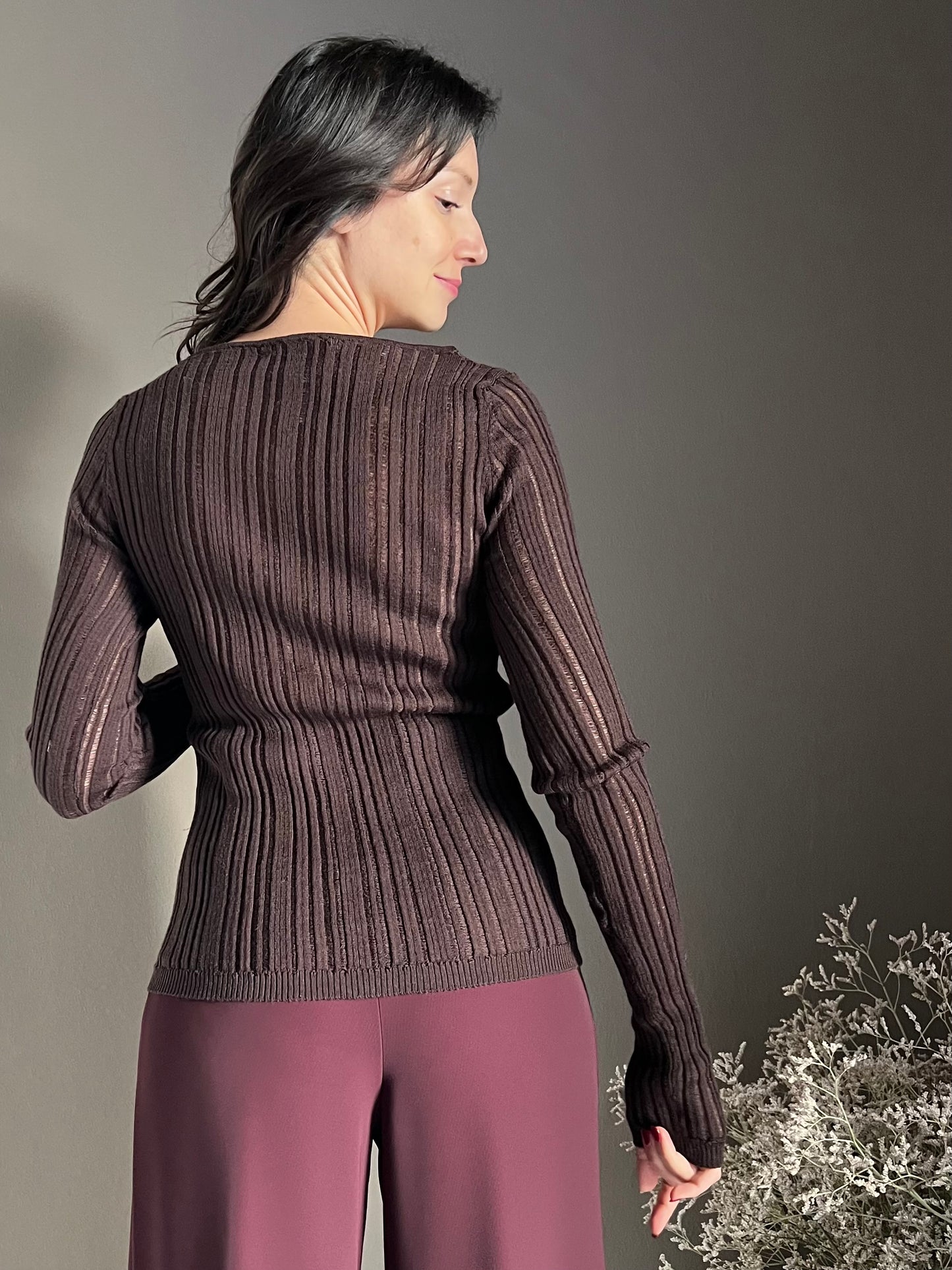 Maglia slim fit a costine in misto lana fondente