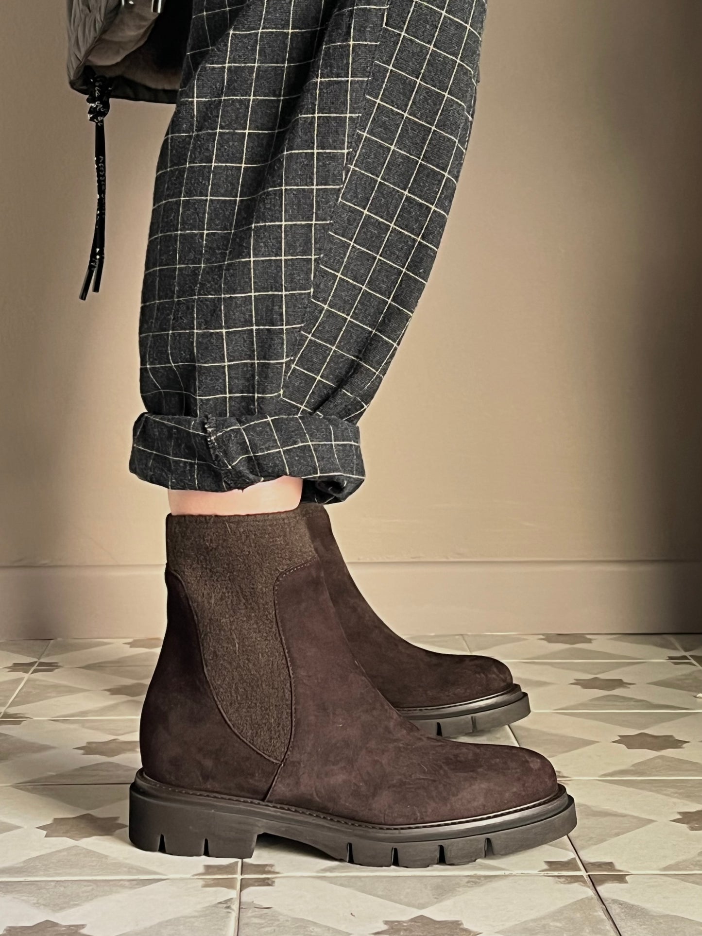 Stivaletto Chelsea in camoscio con fondo carrarmato