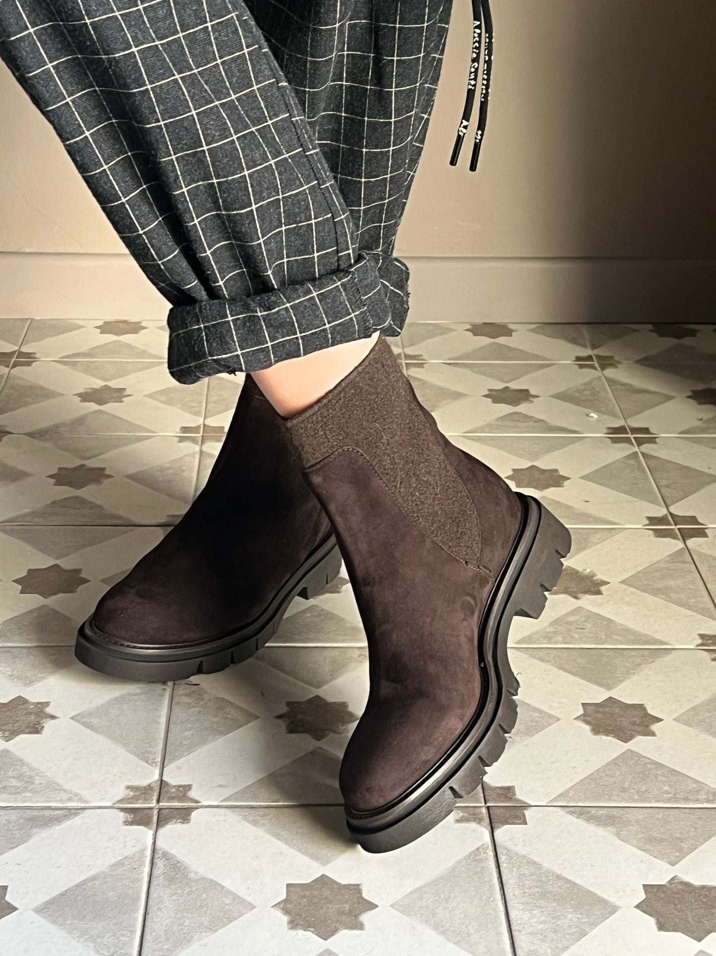 Stivaletto Chelsea in camoscio con fondo carrarmato