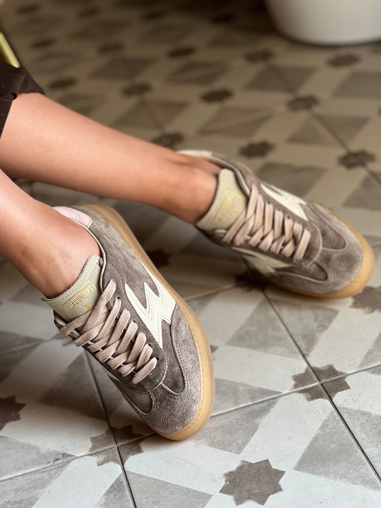 Sneakers In suede Taupe Moaconcept
