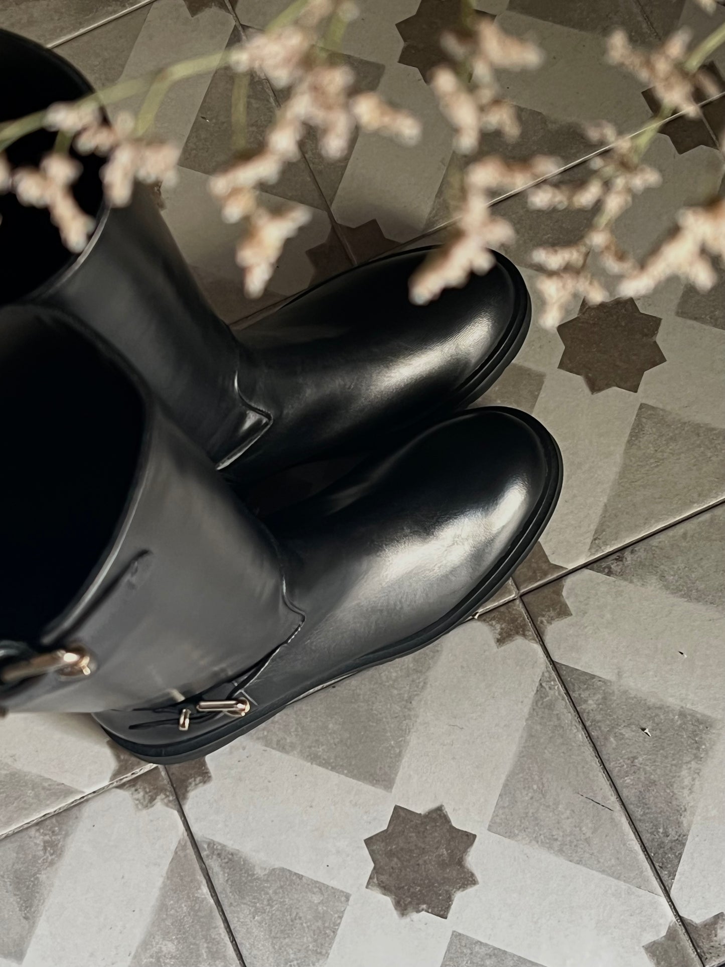 Stivale in pelle con doppia fibbia