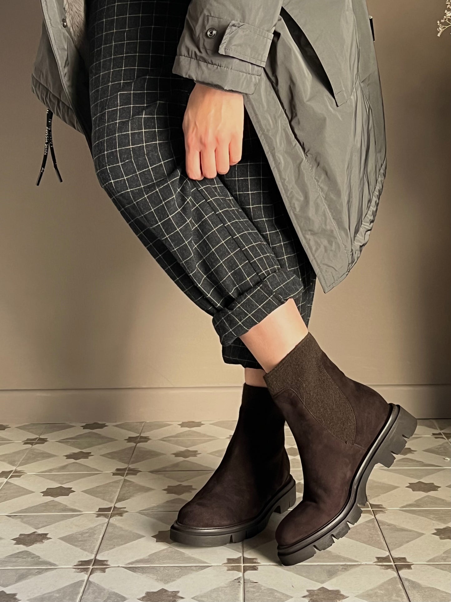 Stivaletto Chelsea in camoscio con fondo carrarmato