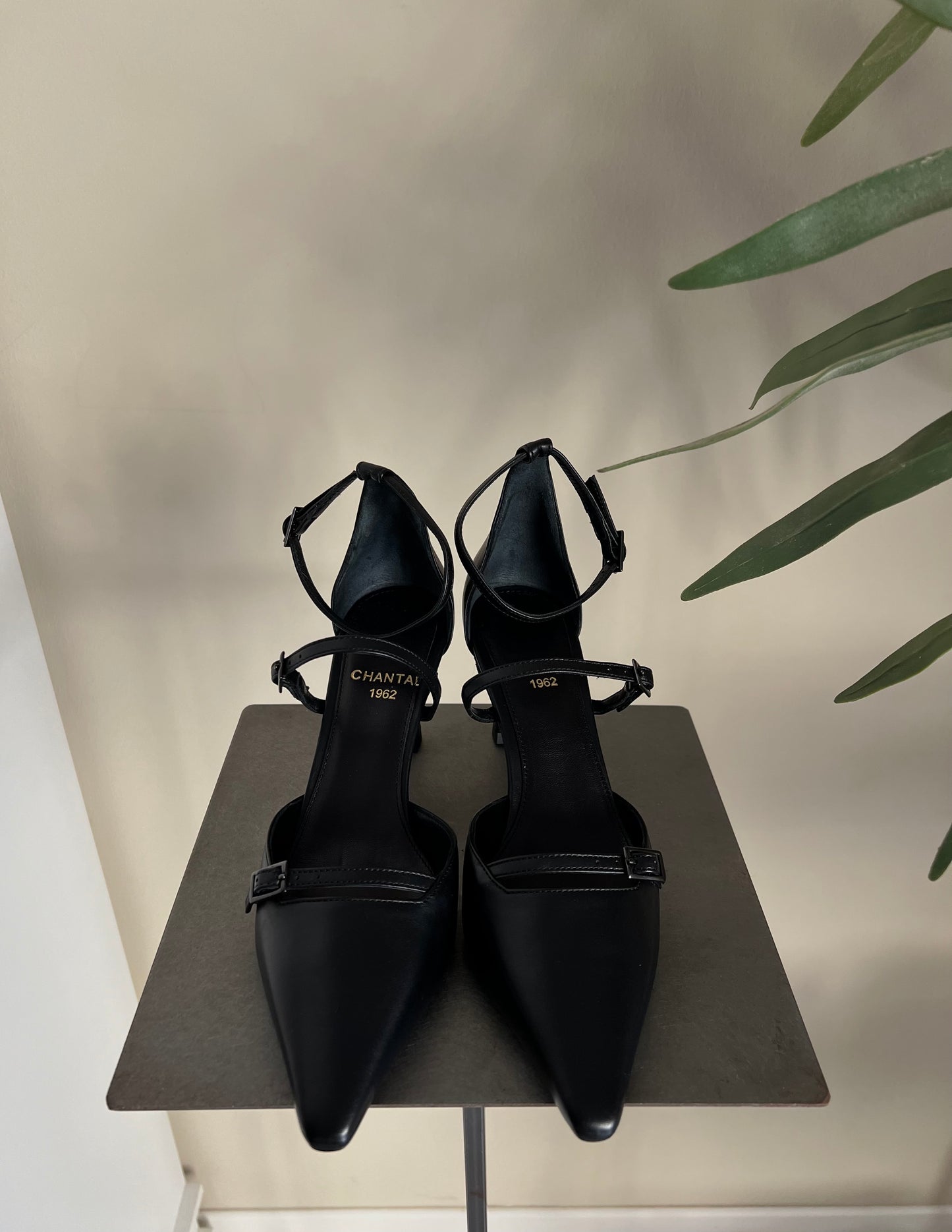 Decolletè con cinturini regolabili