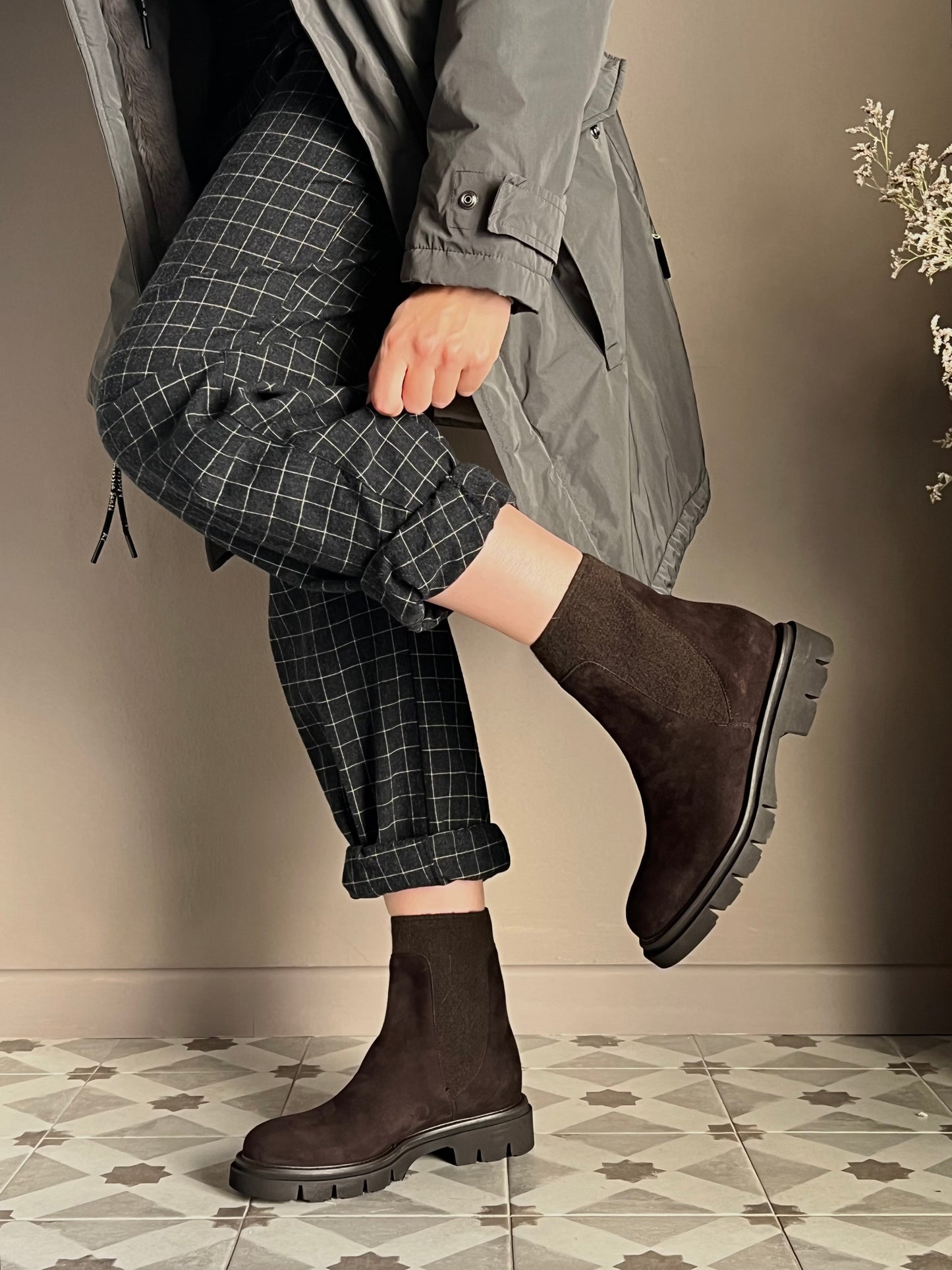 Stivaletto Chelsea in camoscio con fondo carrarmato