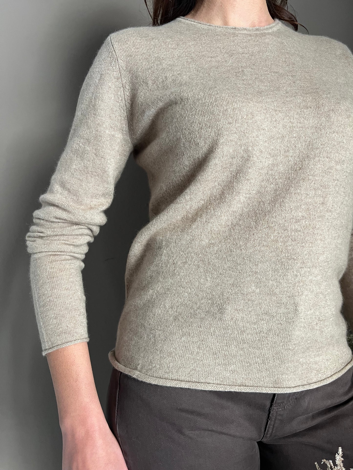 Maglia basic girocollo in 100% cashmere beige