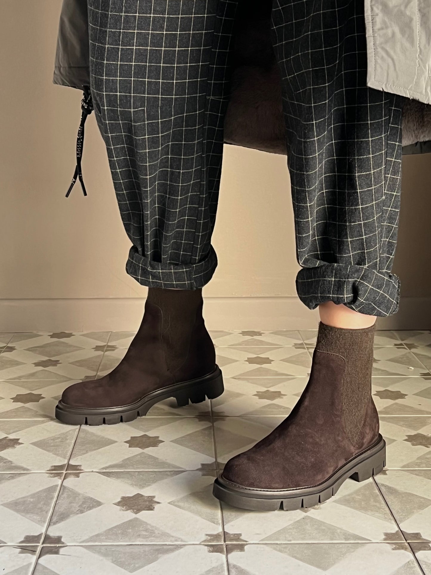 Stivaletto Chelsea in camoscio con fondo carrarmato