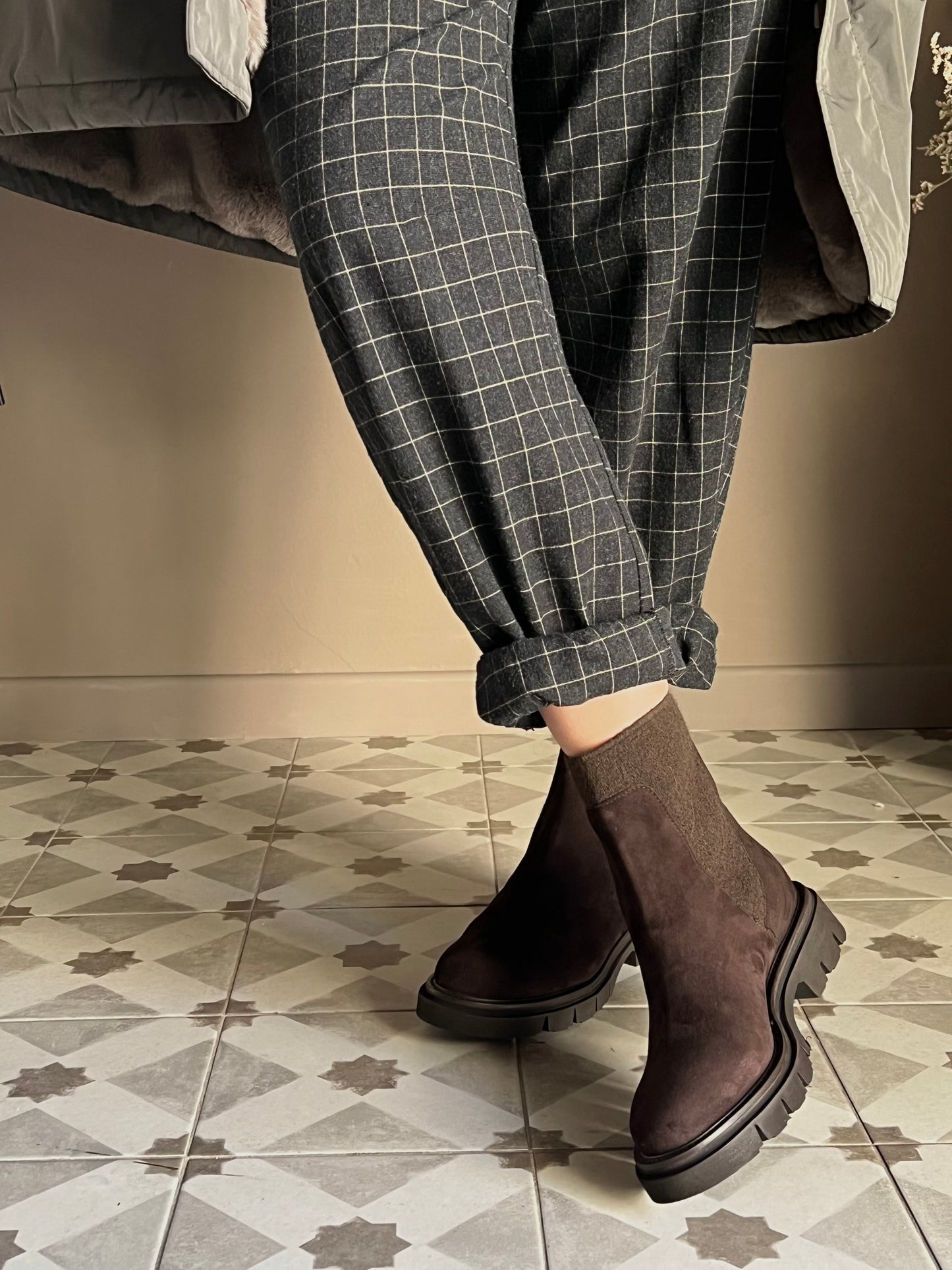 Stivaletto Chelsea in camoscio con fondo carrarmato