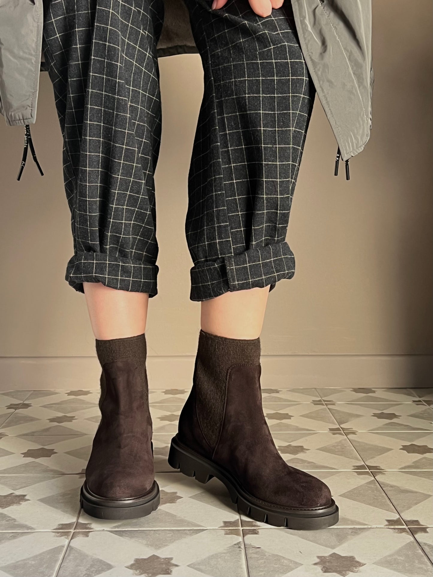 Stivaletto Chelsea in camoscio con fondo carrarmato