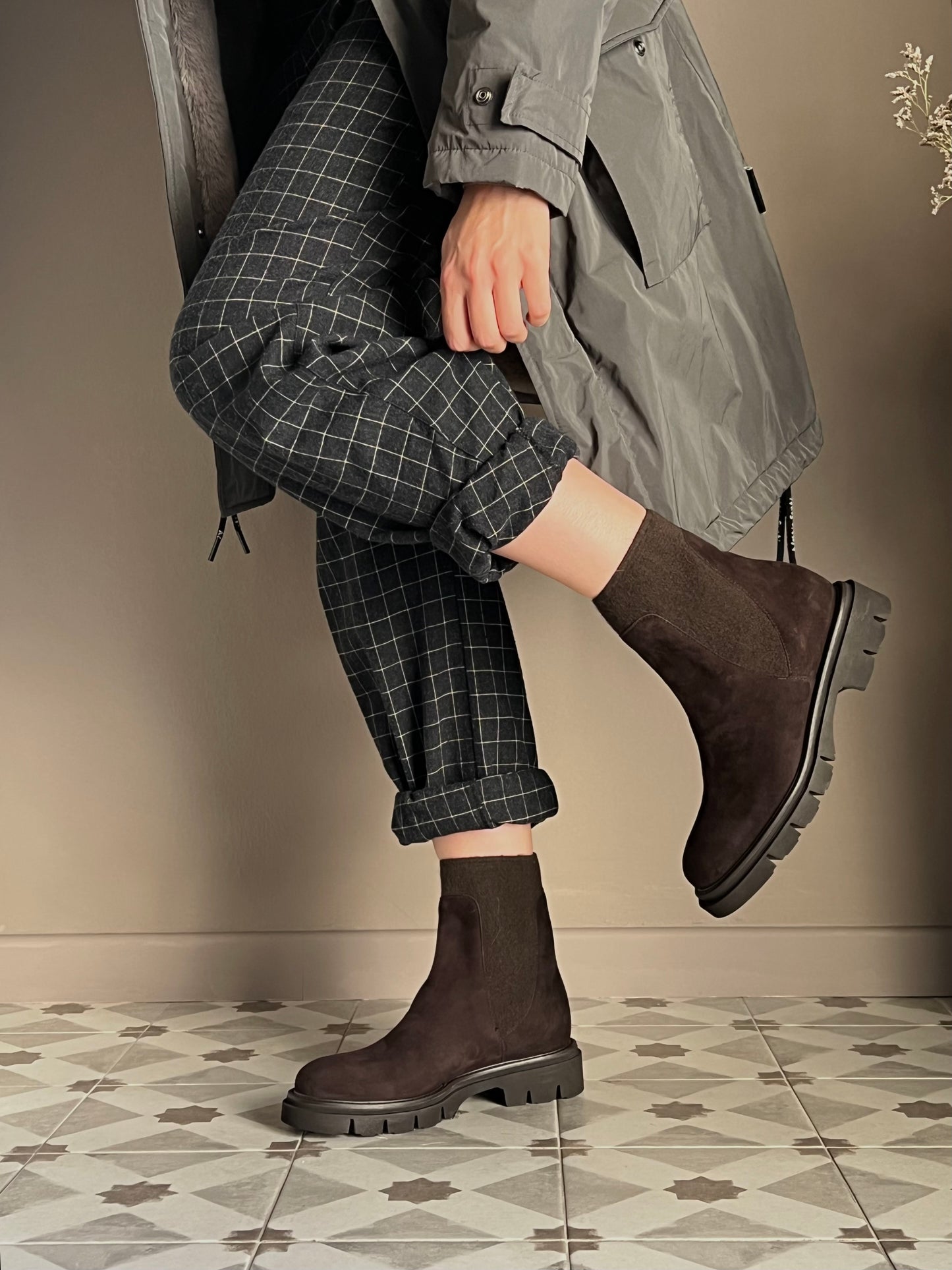 Stivaletto Chelsea in camoscio con fondo carrarmato