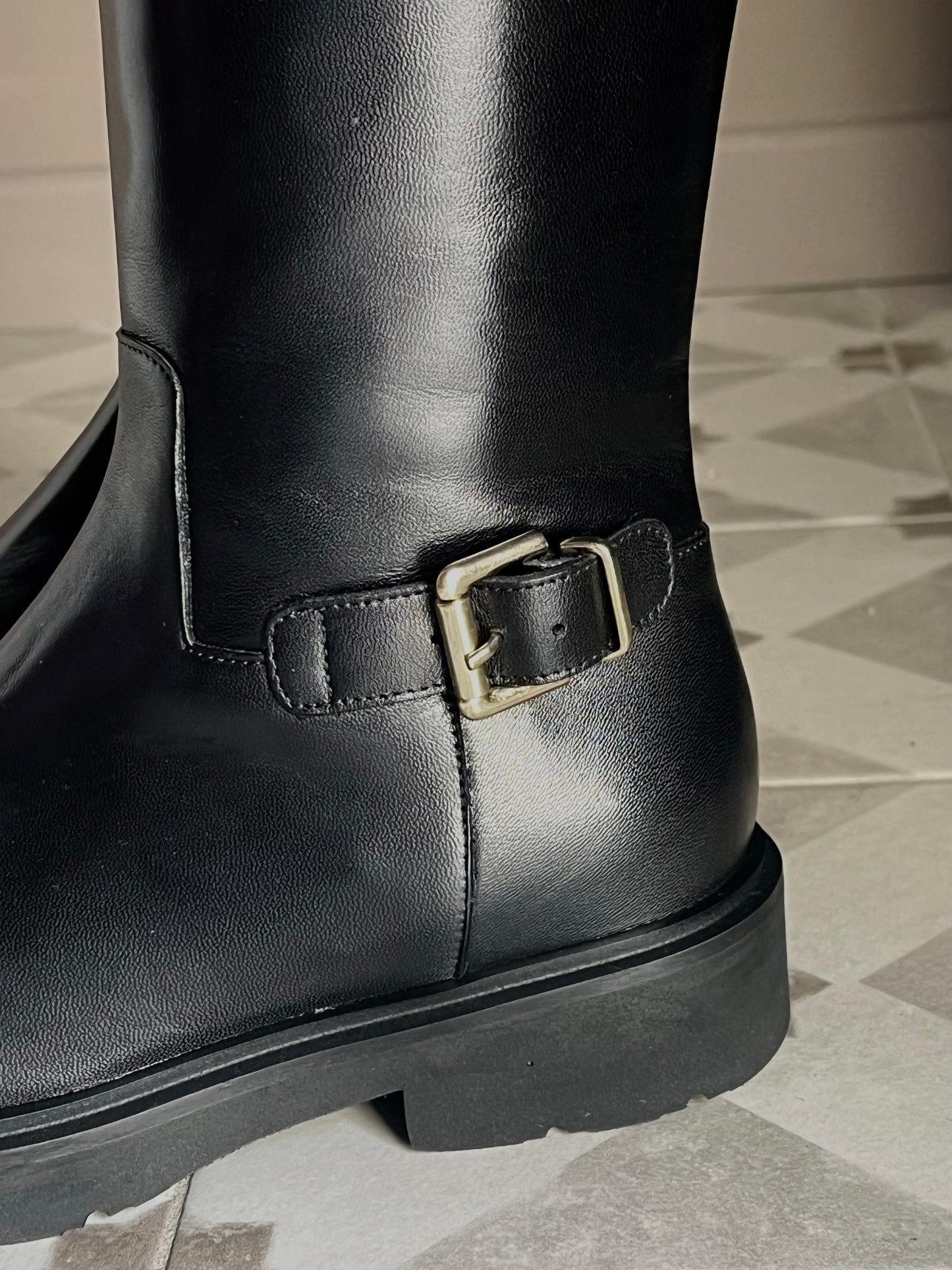 Stivale in pelle con doppia fibbia