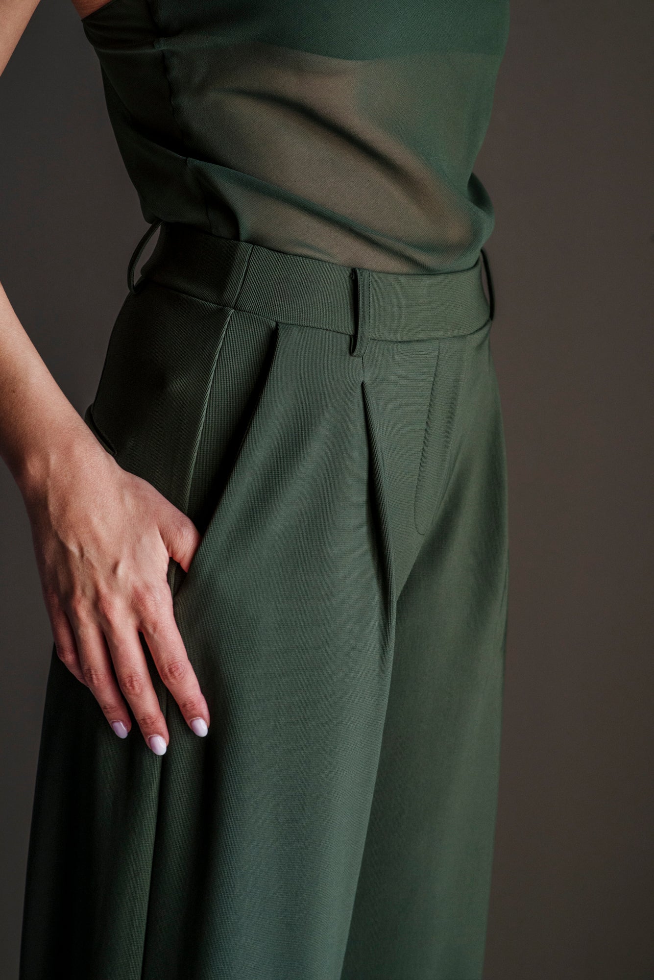Pantalone a palazzo con vita elasticizzata militare
