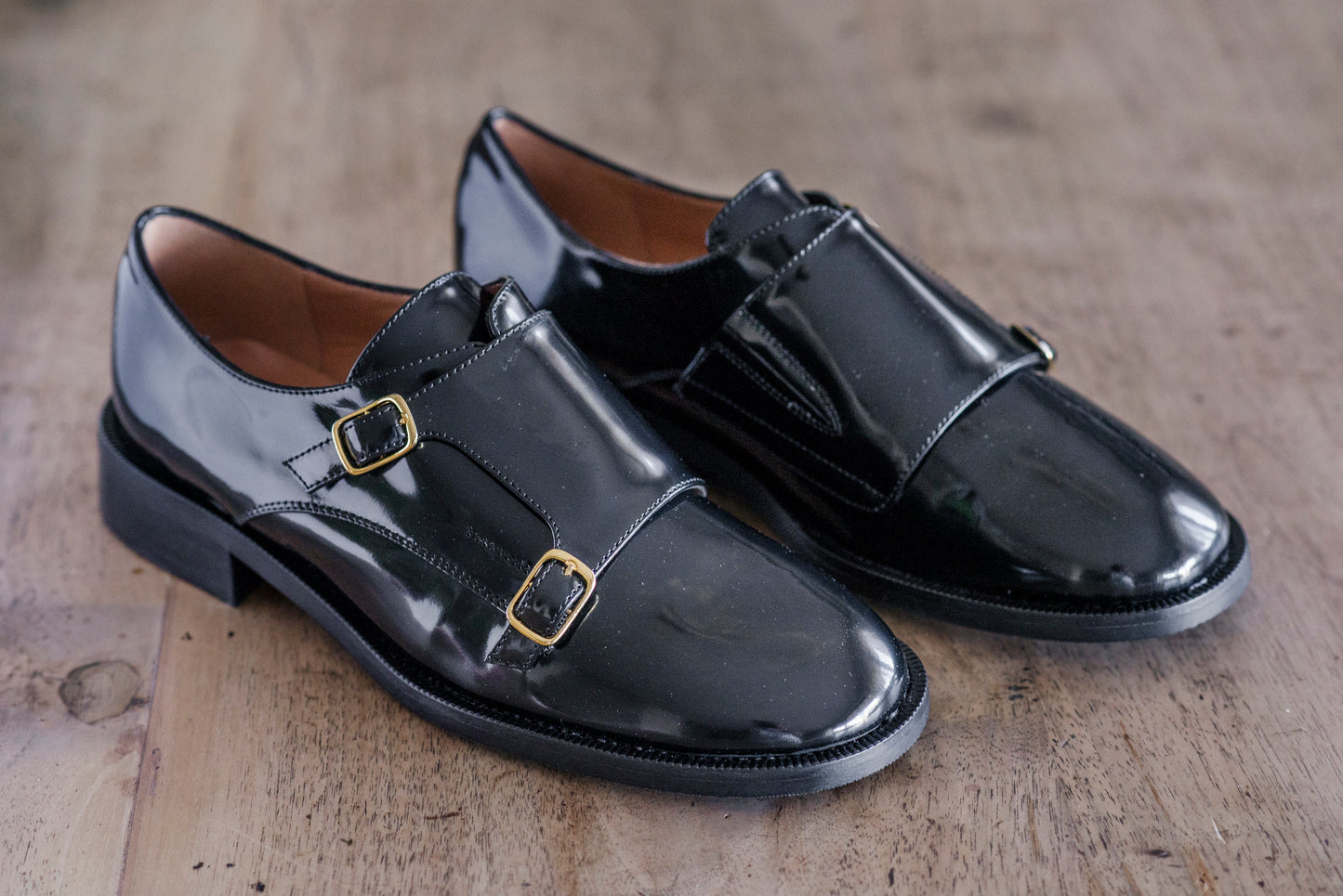 Scarpa con doppia fibbia in pelle abrasivata