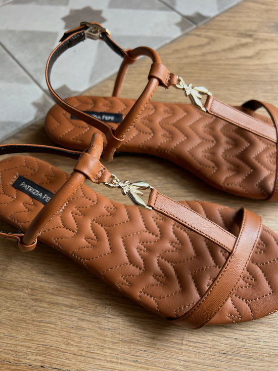 Sandalo flat in pelle tinta cuoio