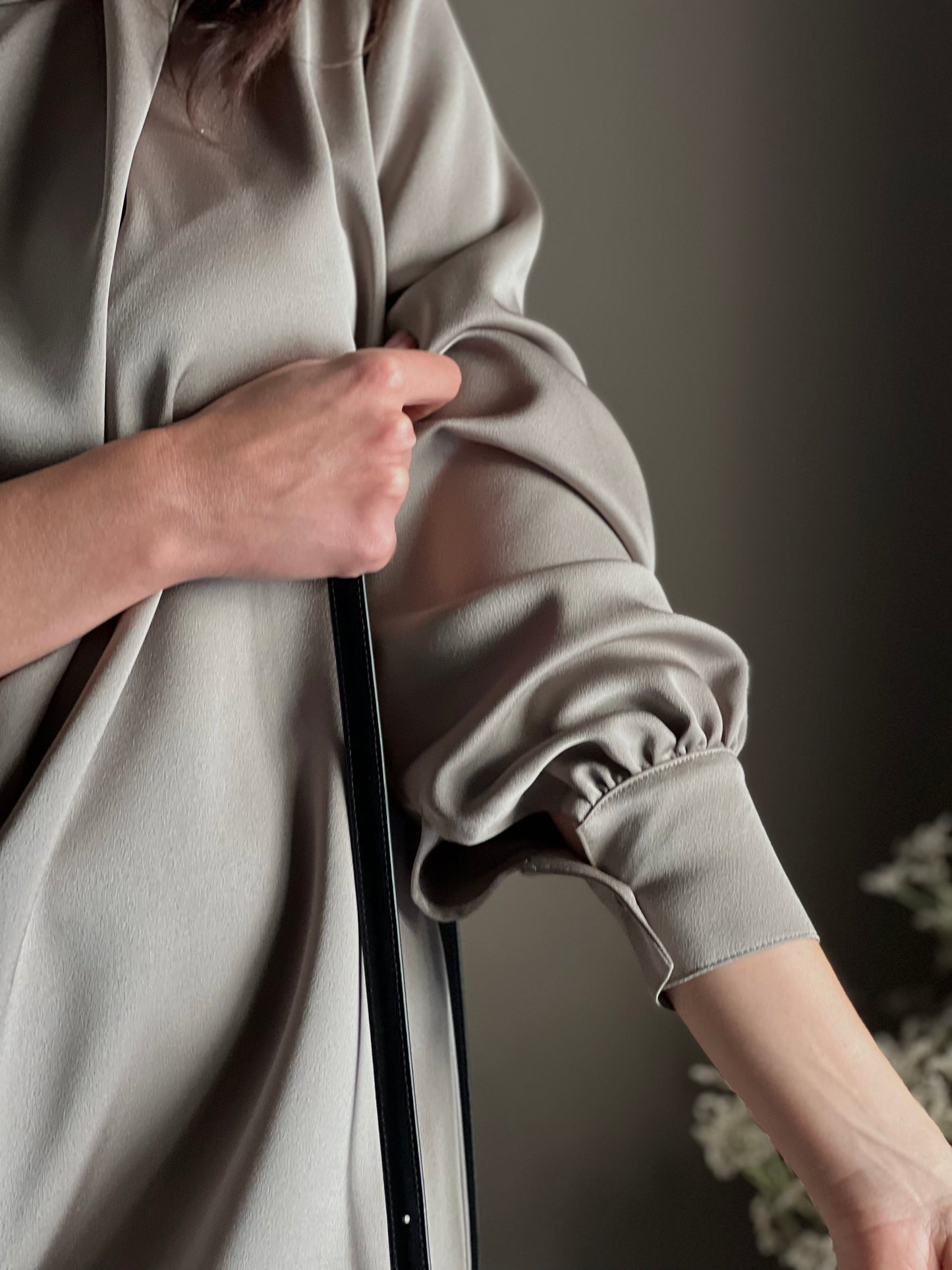 Abito in satin con collo drappeggiato