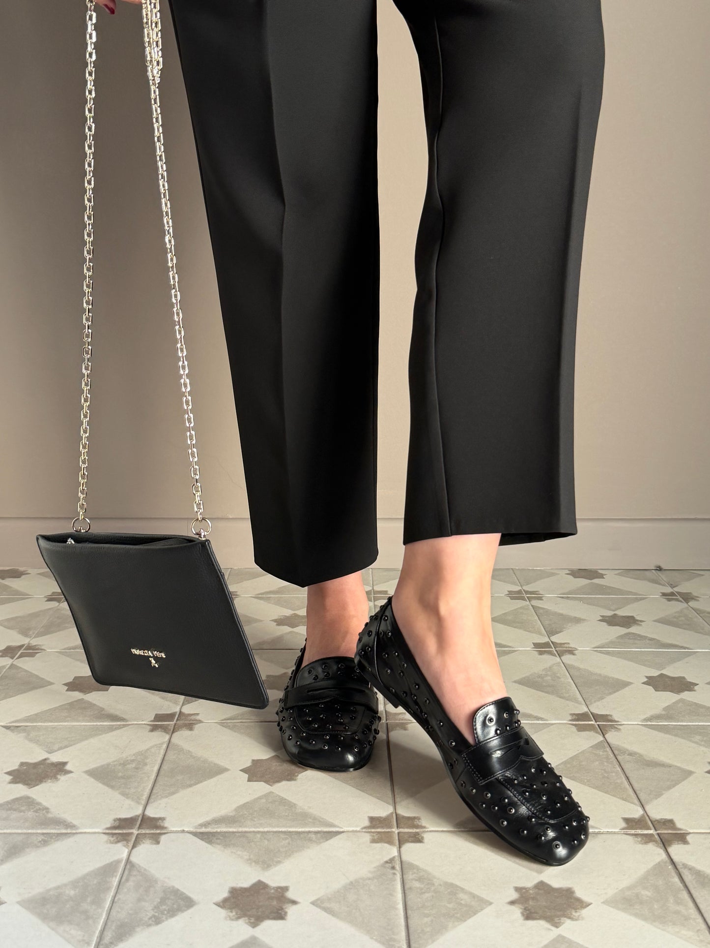 Mocassino in pelle con borchiette in tinta