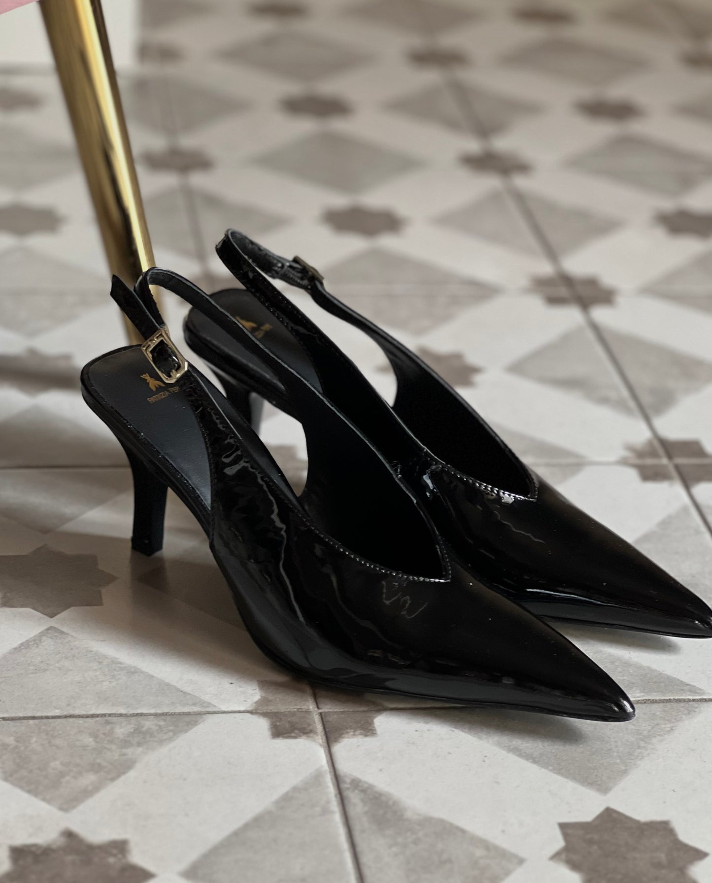 Slingback in vernice nera