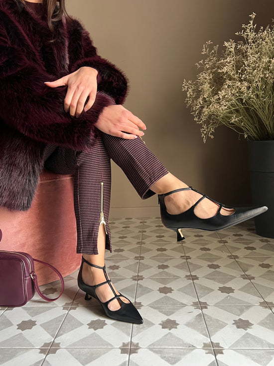 Decolletè con elastici intrecciati e zip posteriore