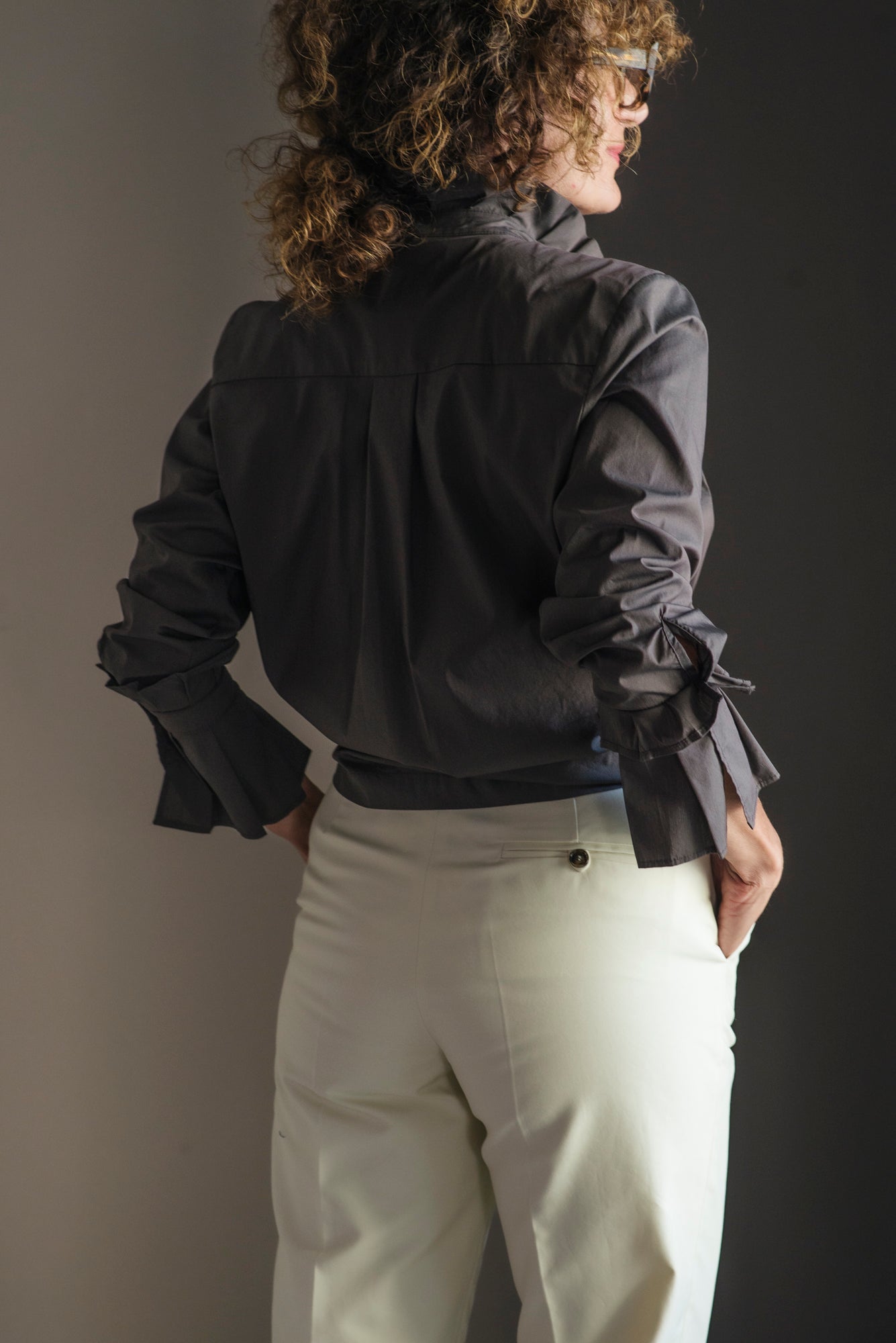 Camicia svasata in cotone liscio con dettagli plisse’