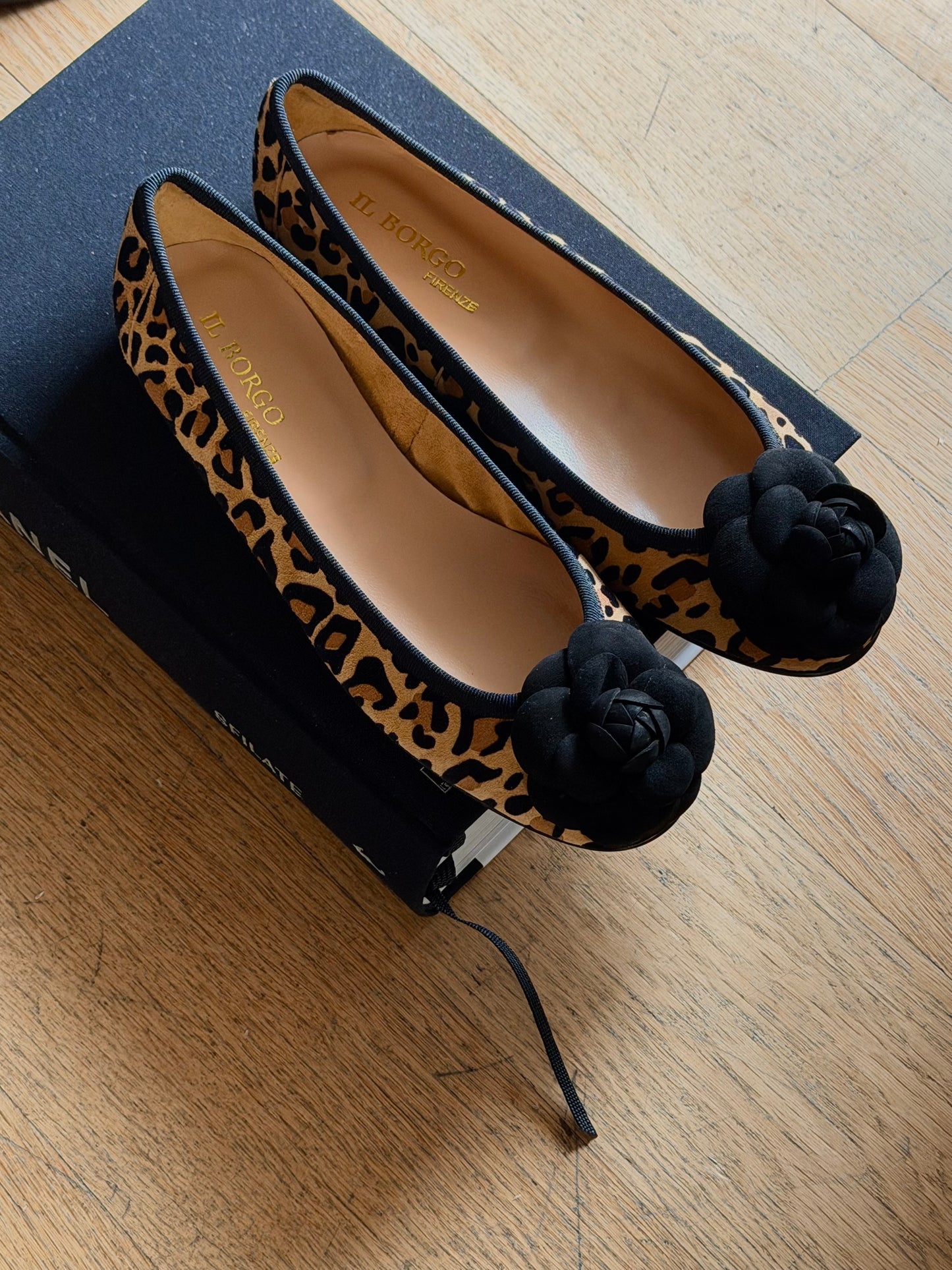 Ballerina camelia in camoscio animalier