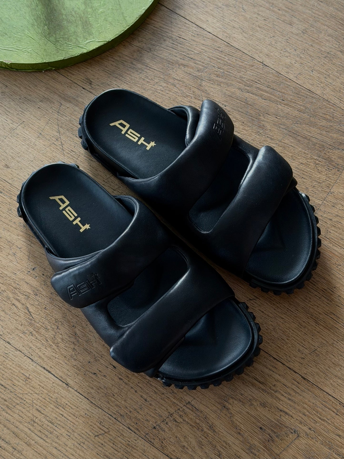 Sandalo ASH Nappa Nera con Borchie Rubber