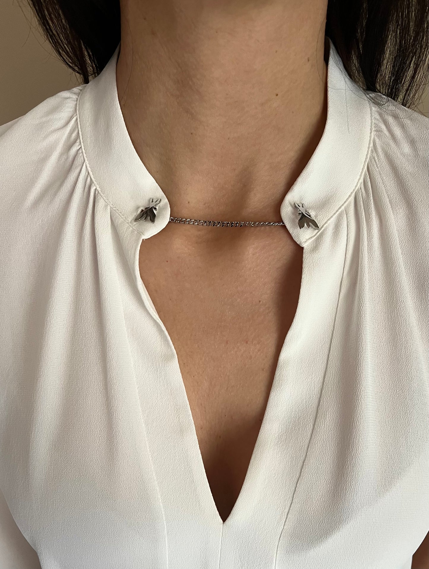 Camicia con scollo a V e catenella