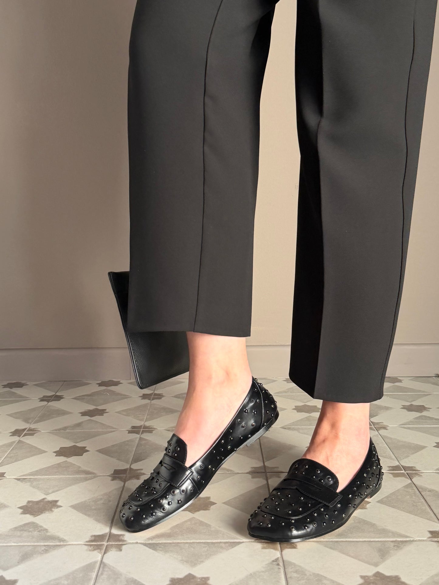 Mocassino in pelle con borchiette in tinta