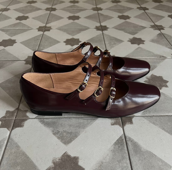 Scarpa bassa con tre cinturini bordeaux