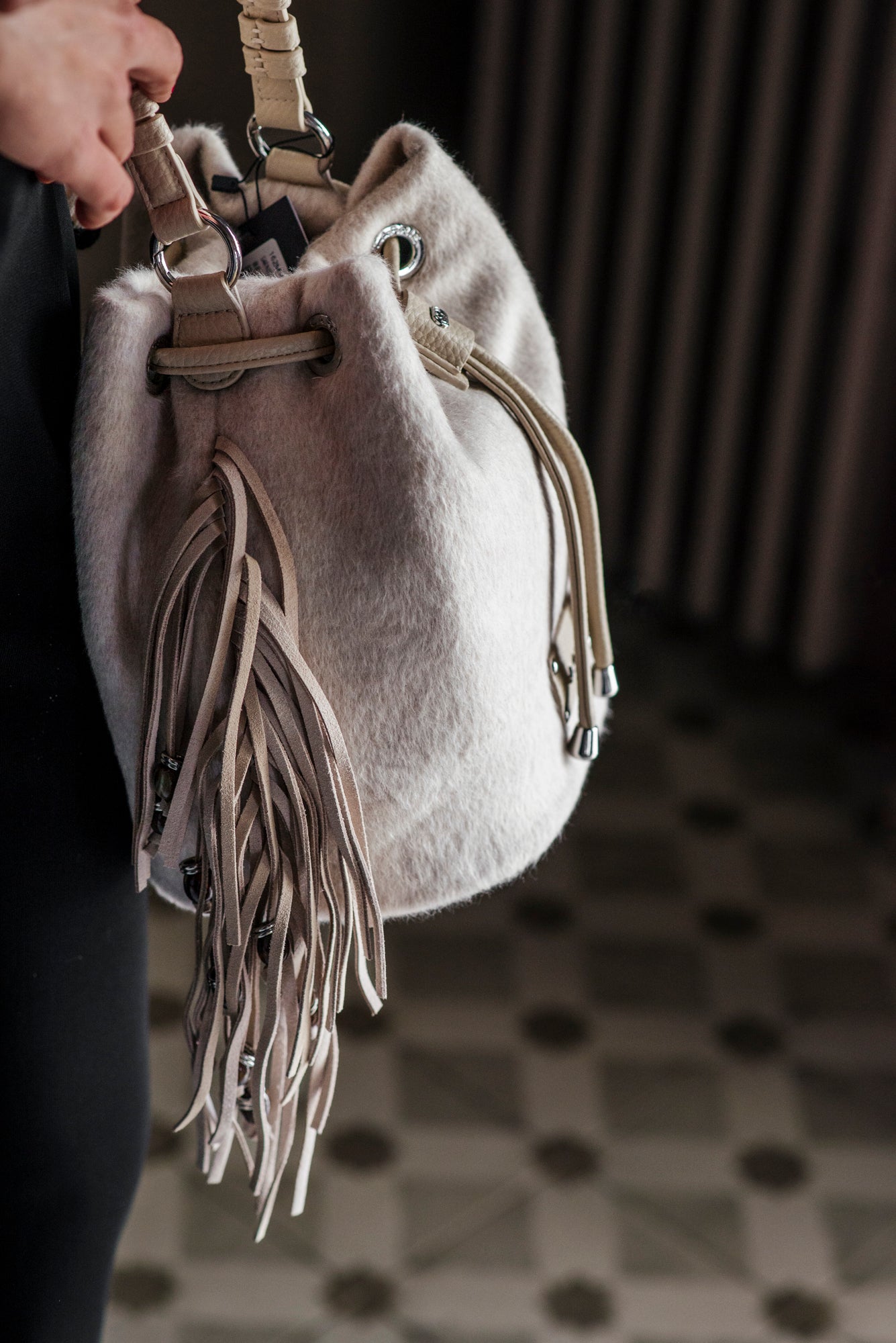 Borsa a Secchiello in Lana con Frange – La Carrie