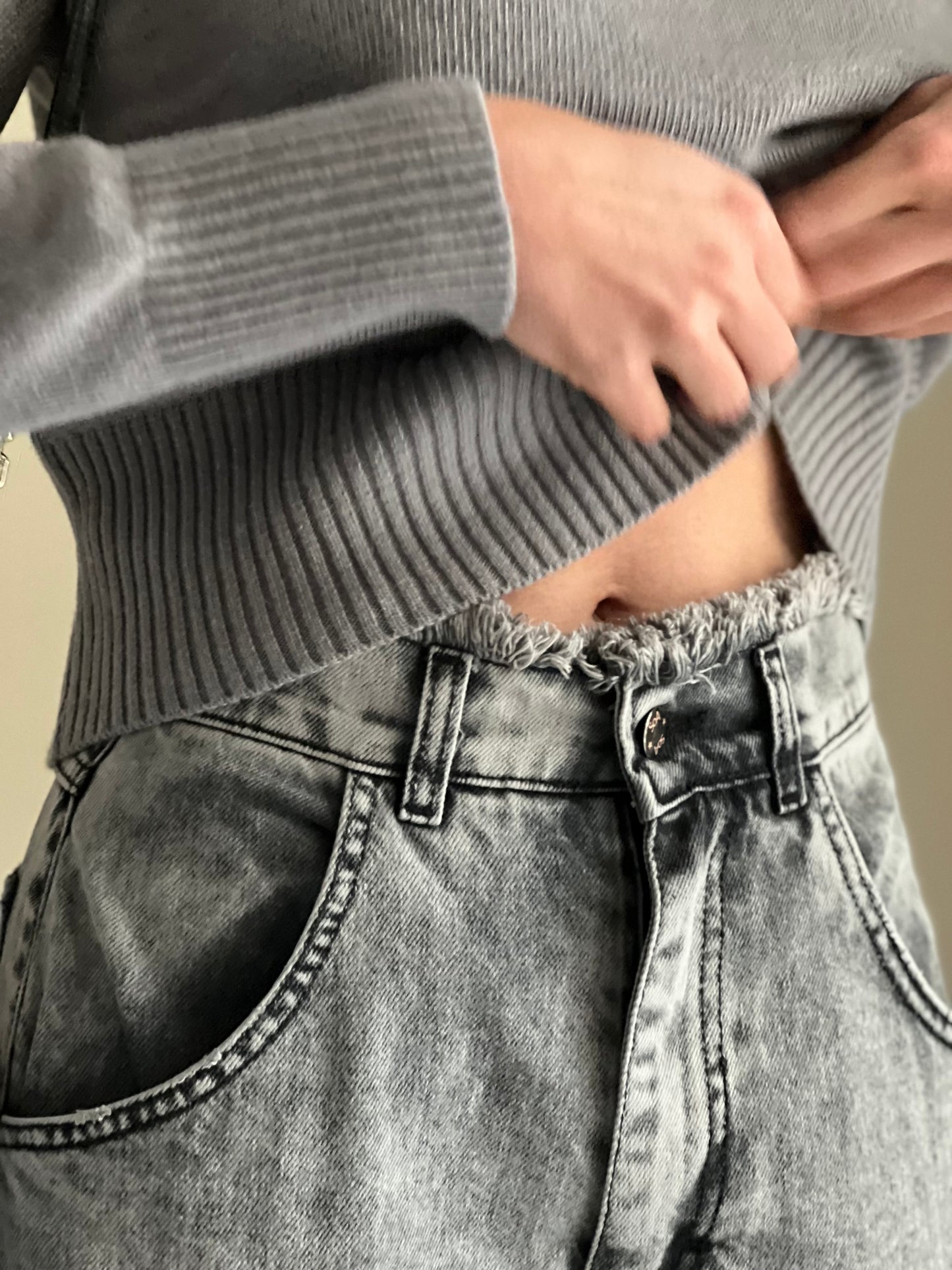 Pantalone denim vita alta con effetto sfrangiatura in vita