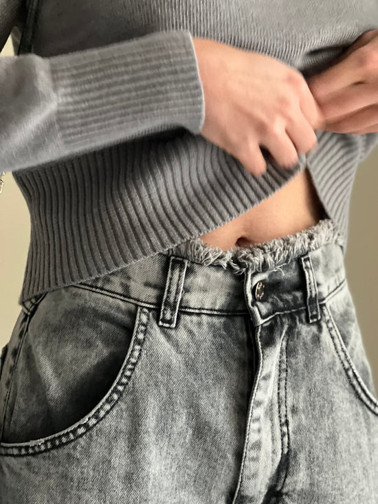 Pantalone denim vita alta con effetto sfrangiatura in vita