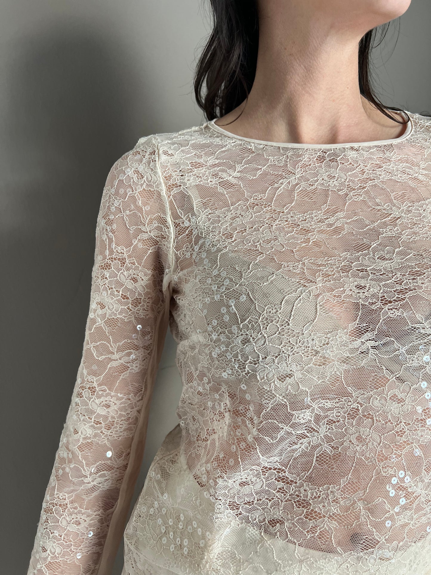 Top a maniche lunghe in pizzo con paillettes