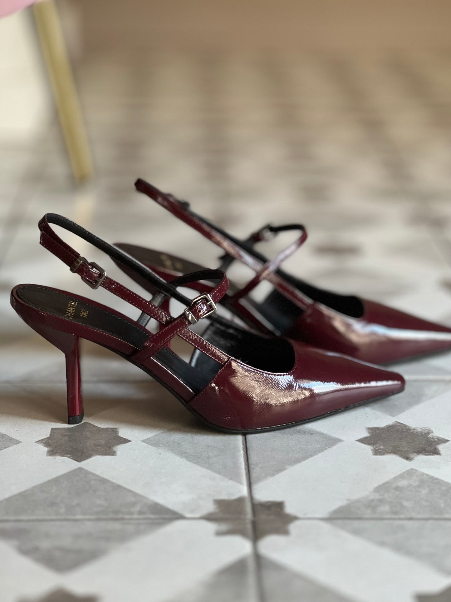Slingback in vernice con tacco sottile