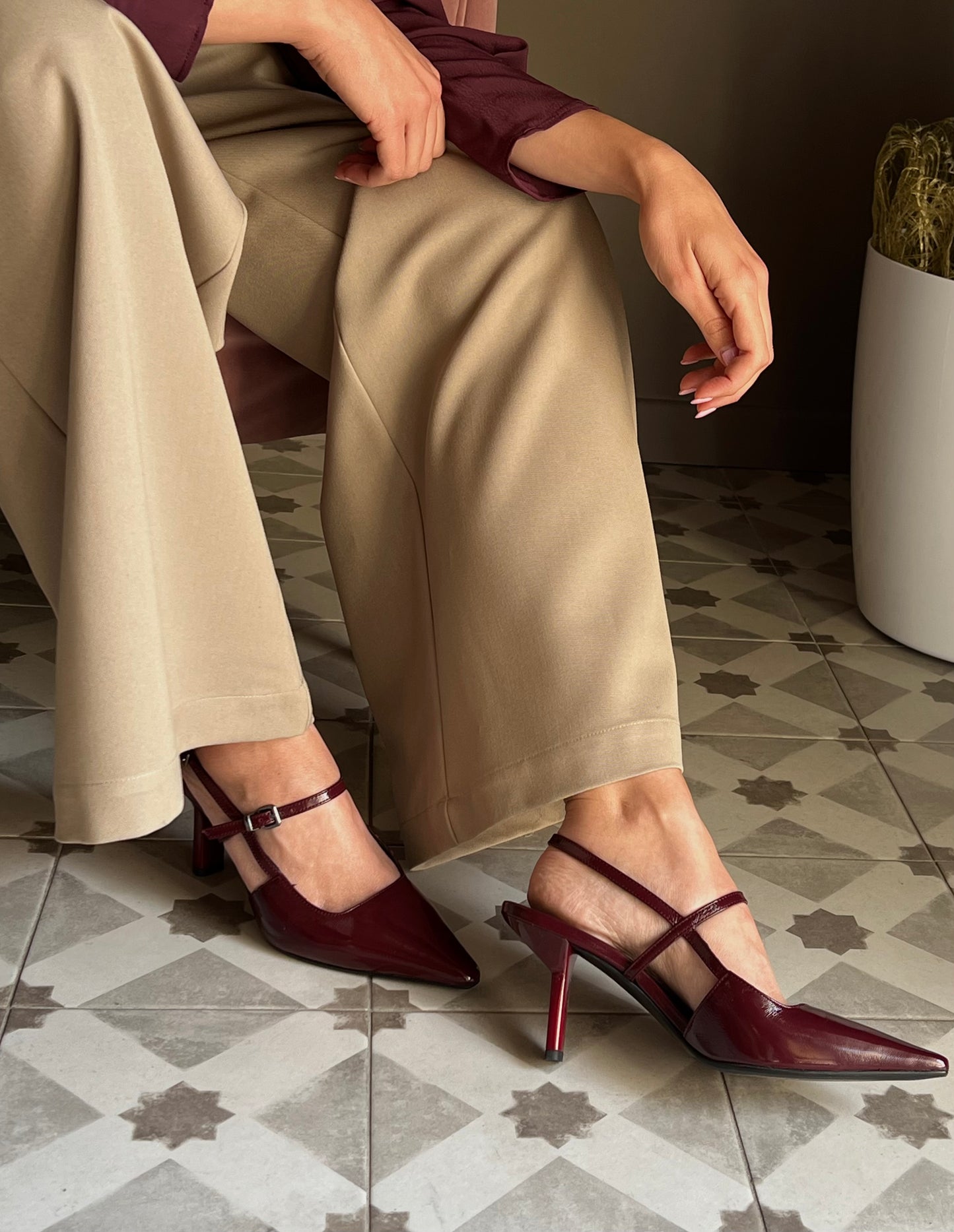 Slingback in vernice con tacco sottile