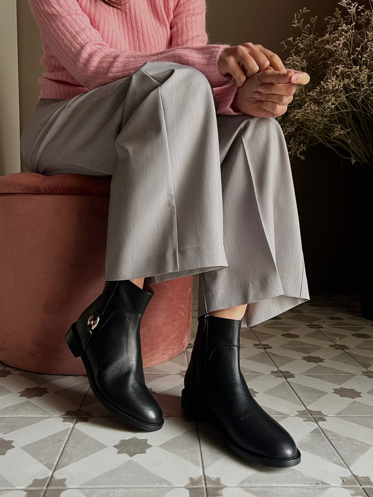 Stivaletto in pelle con dettaglio fibbietta