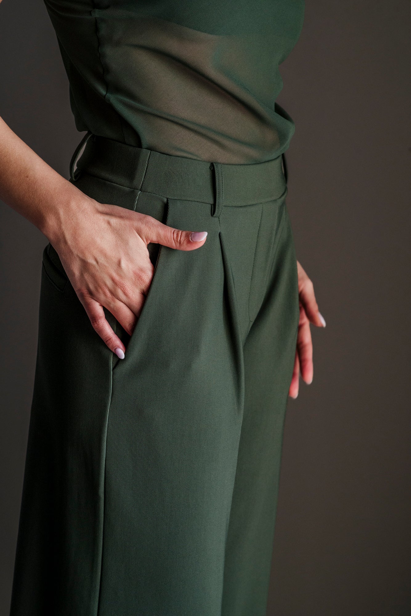 Pantalone a palazzo con vita elasticizzata militare