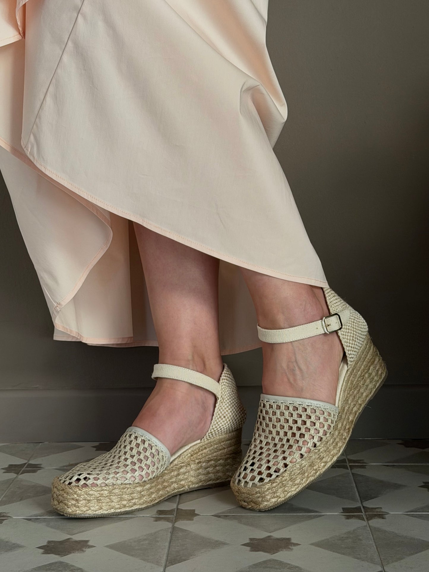 Sandalo con zeppa in corda in cotone traforato beige