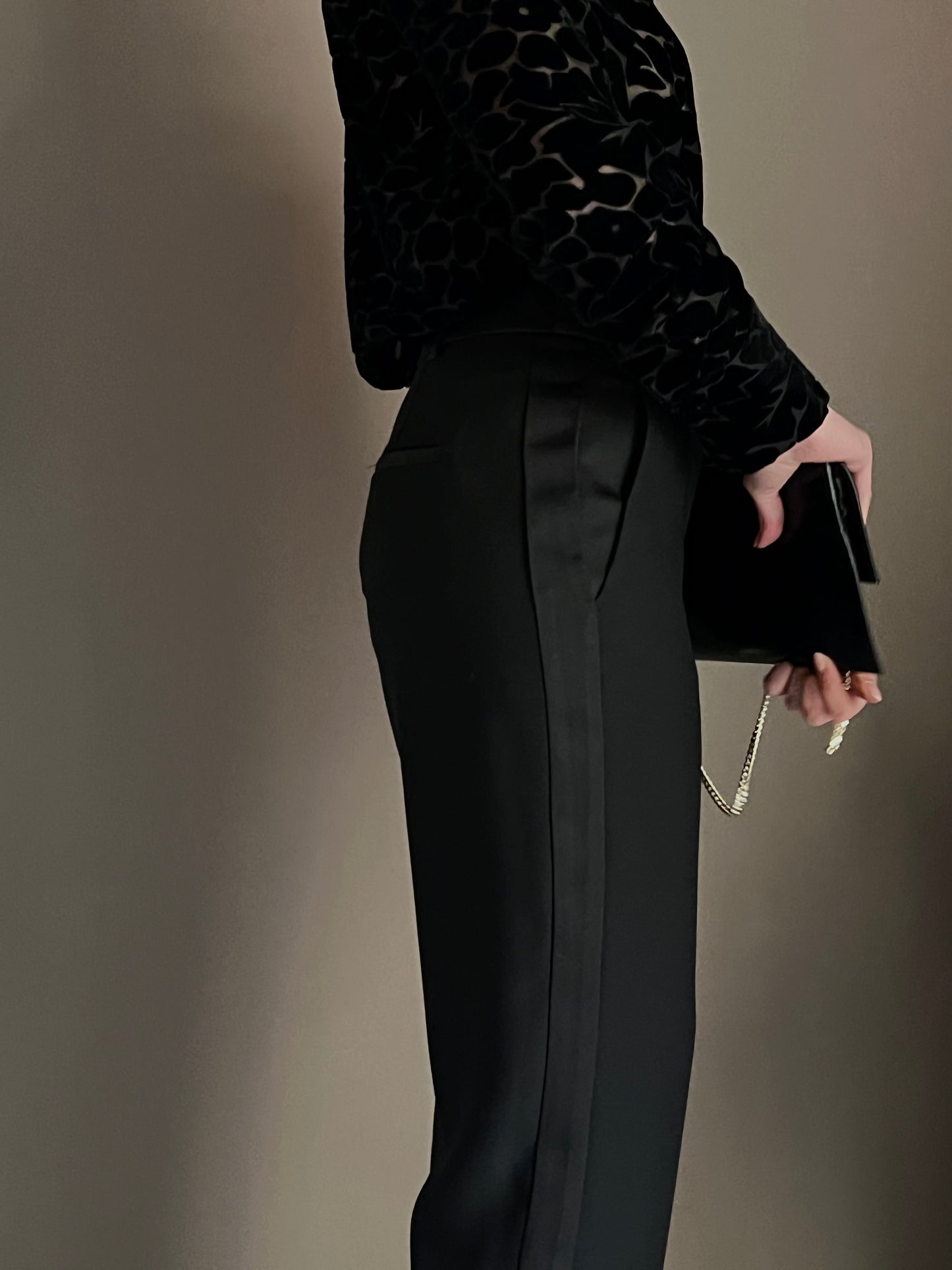 Pantalone ankle nero in crepe con dettaglio laterale