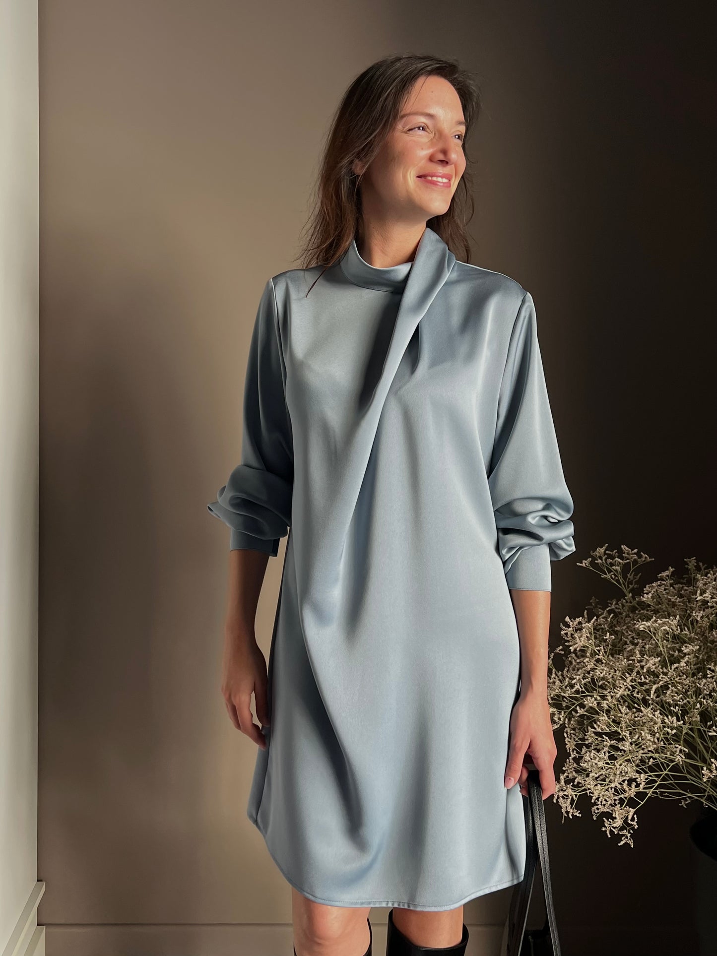 Abito in satin con collo drappeggiato light blu