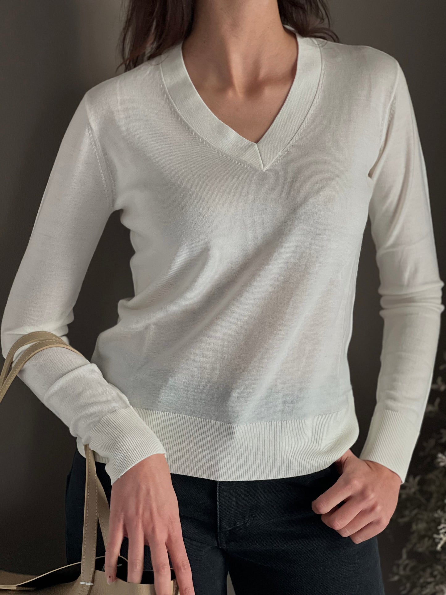 Maglia scollo a V in lana milk