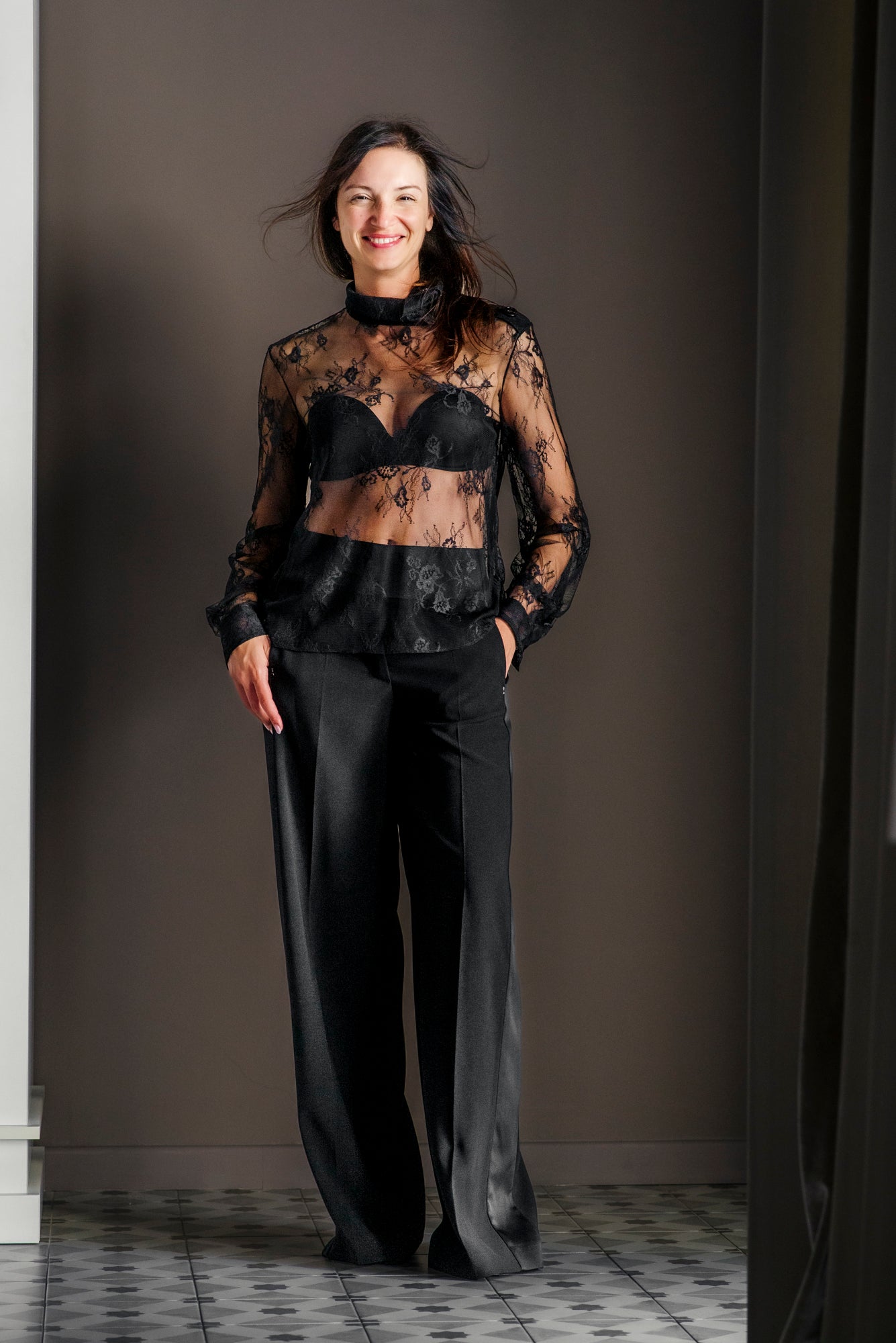 Blusa in pizzo francese con collo alto