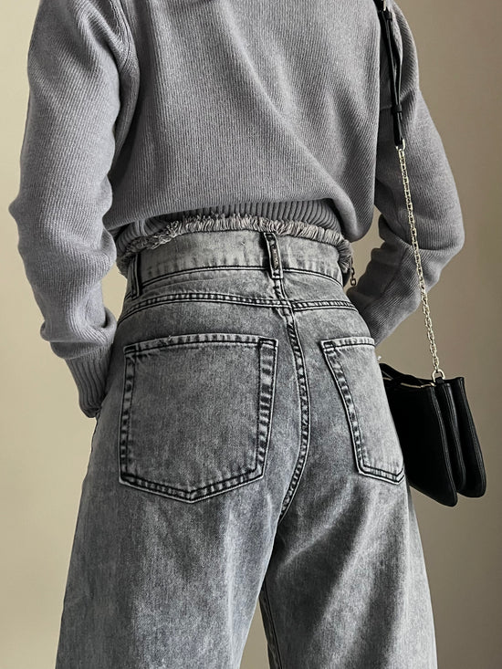 Pantalone denim vita alta con effetto sfrangiatura in vita