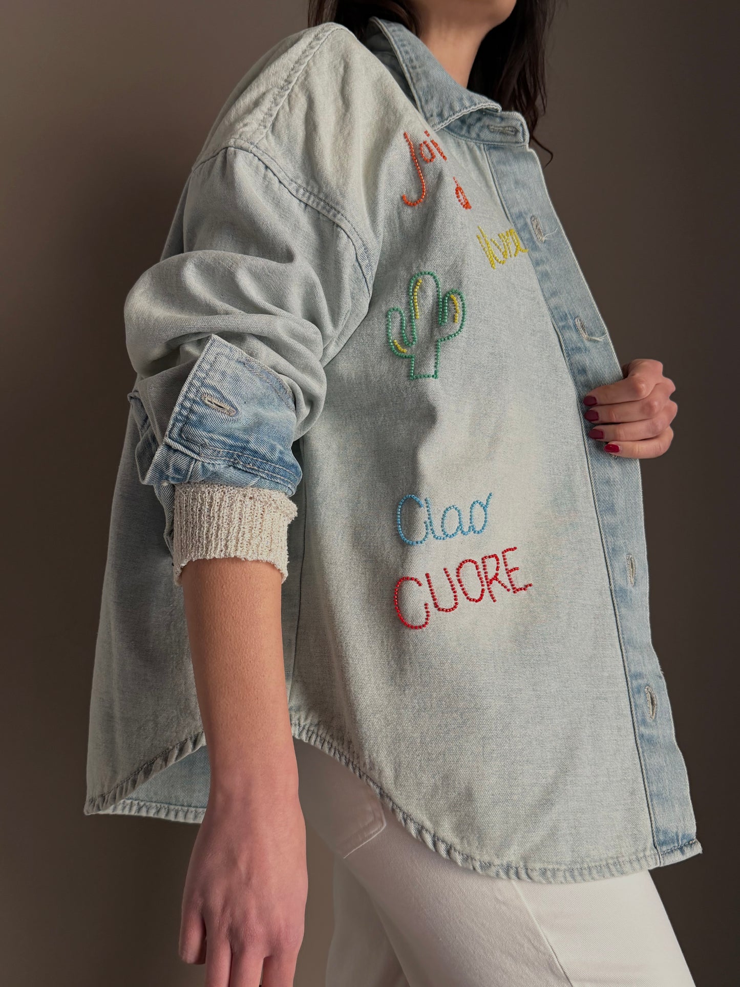 Camicia over in denim chiaro con ricamo