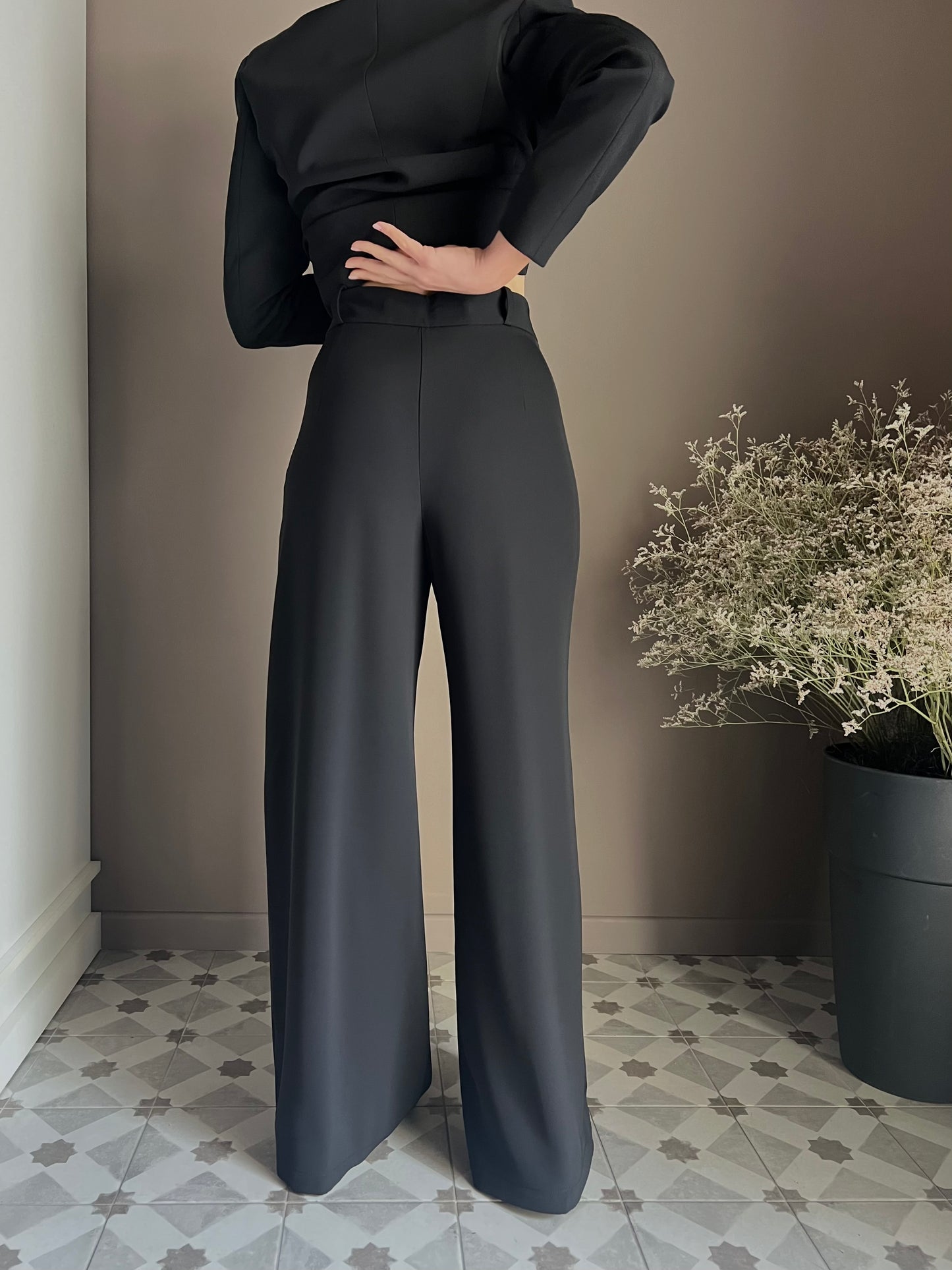 Pantalone nero in crepe vita alta