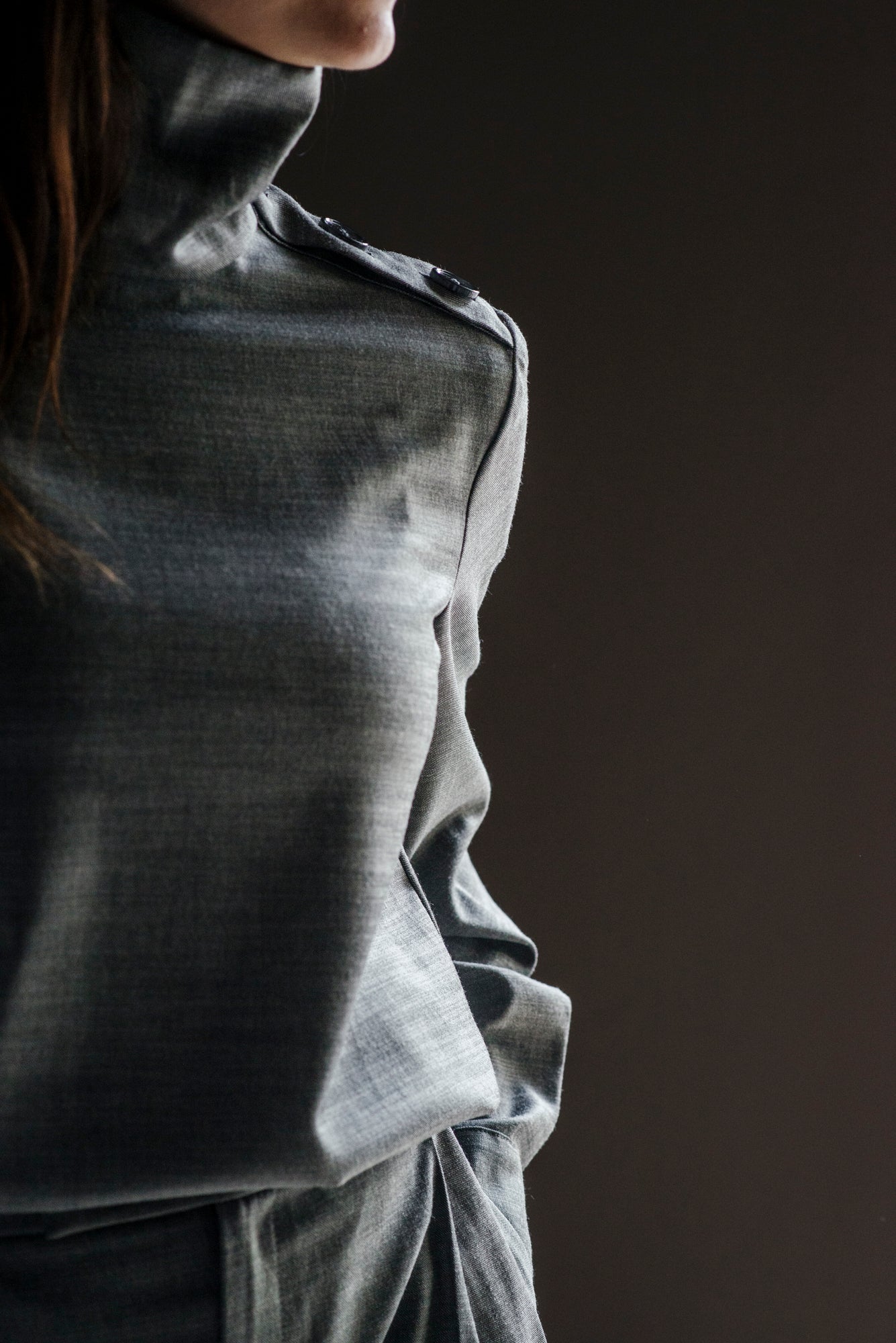 Blusa con collo alto e bottoni