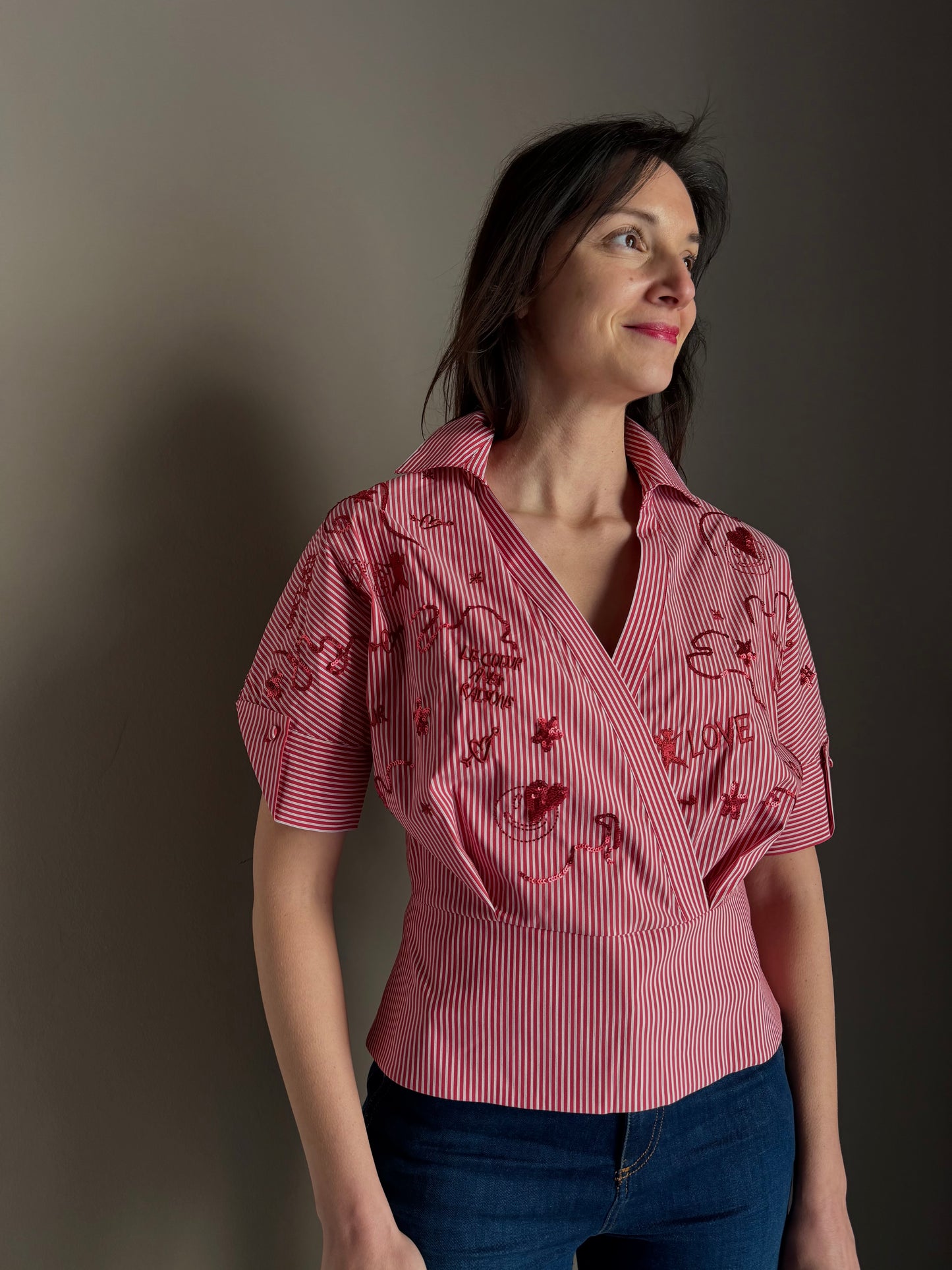 Camicia a righe con ricami preziosi