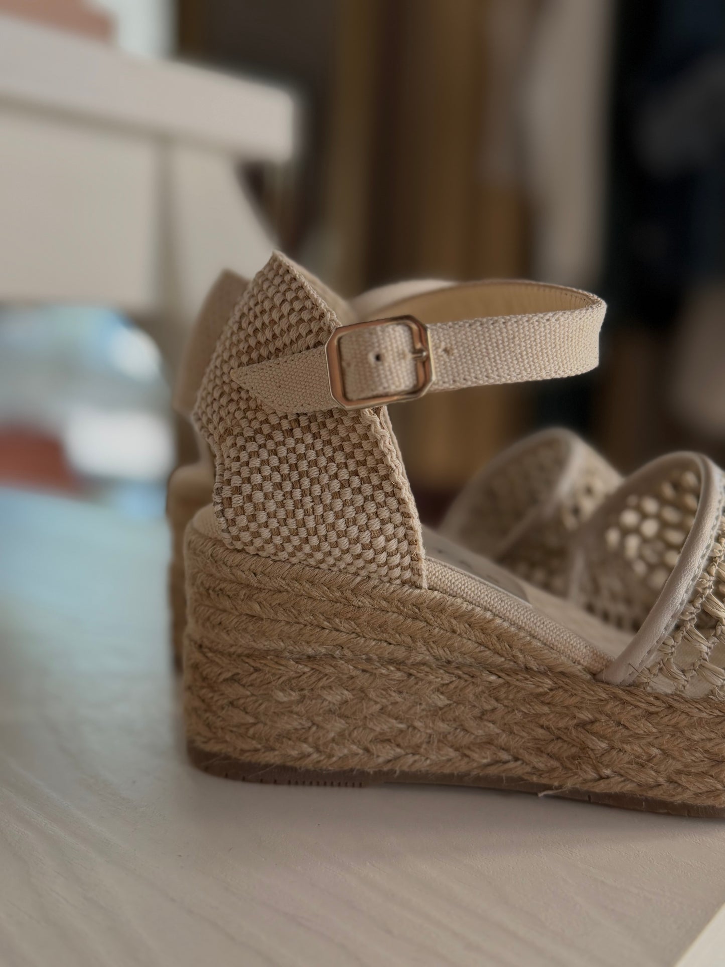 Sandalo con zeppa in corda in cotone traforato beige