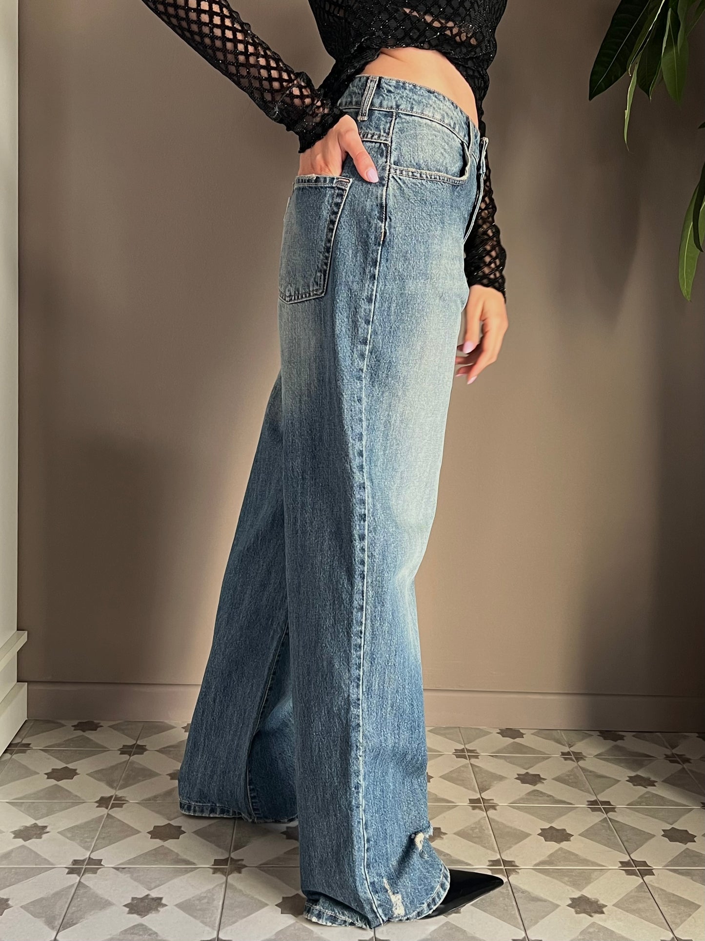 Pantalone in denim con strappo sul fondo