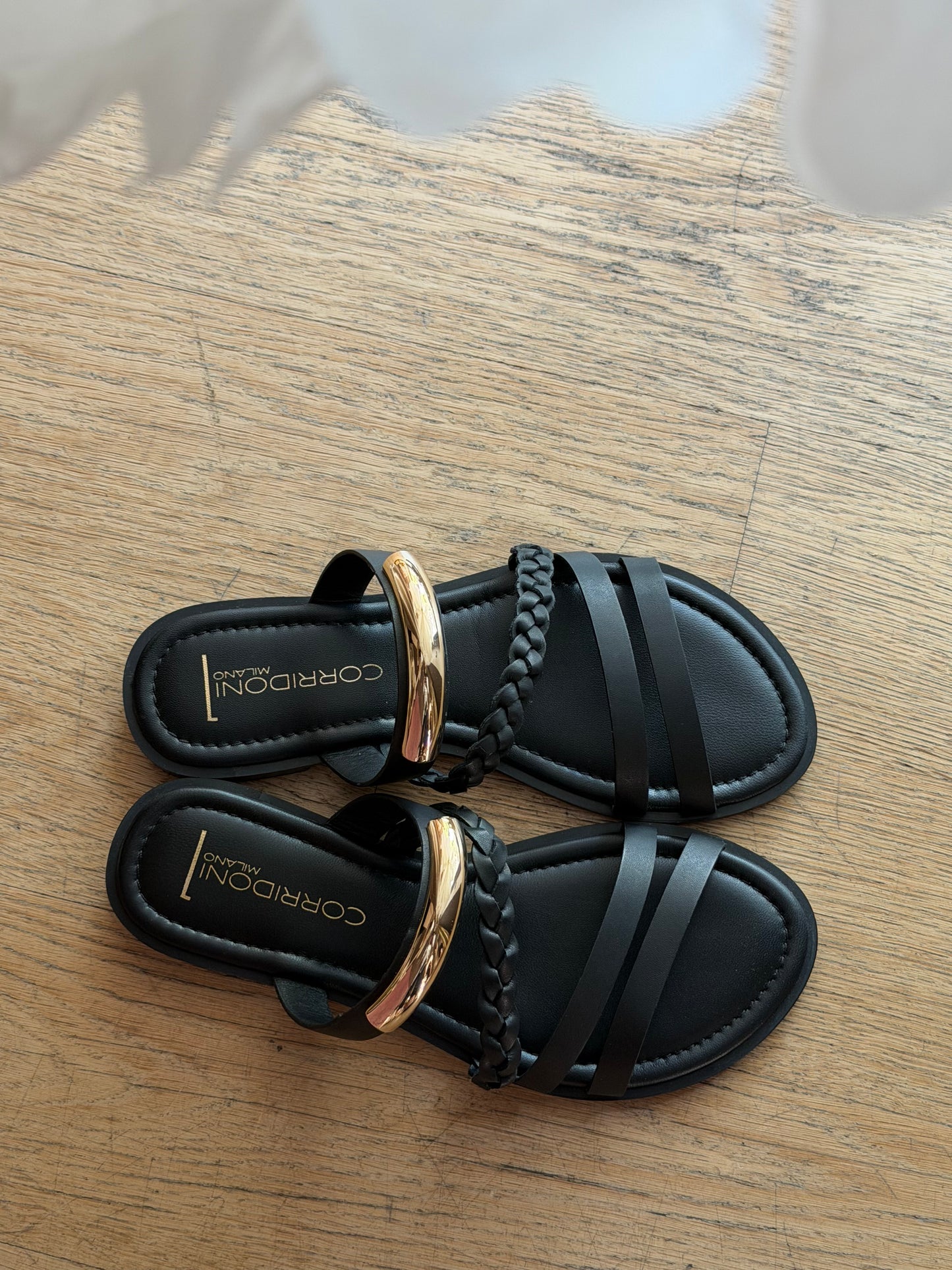 Ciabattina Flat con fettuccia intrecciata e dettaglio gold