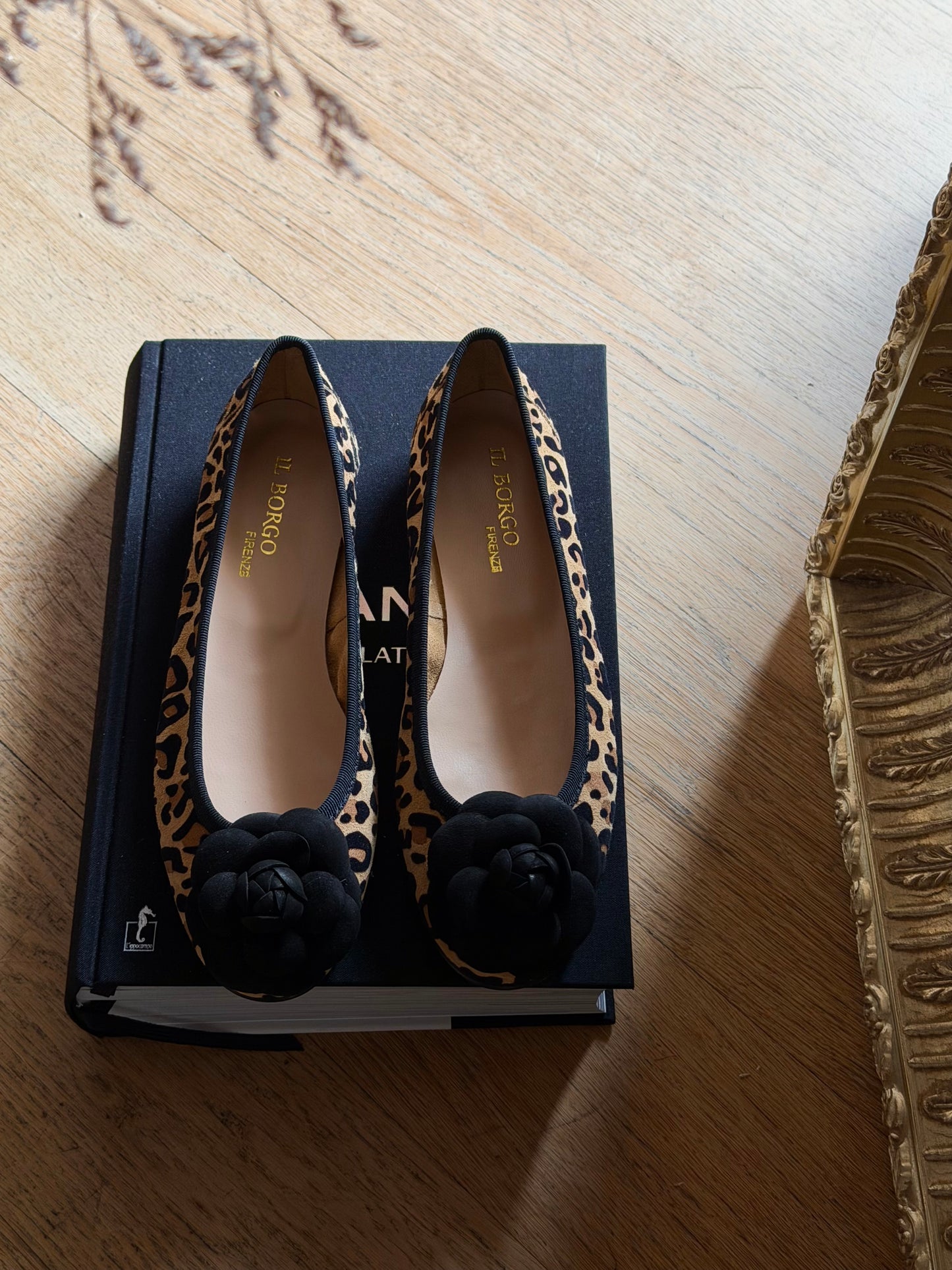 Ballerina camelia in camoscio animalier