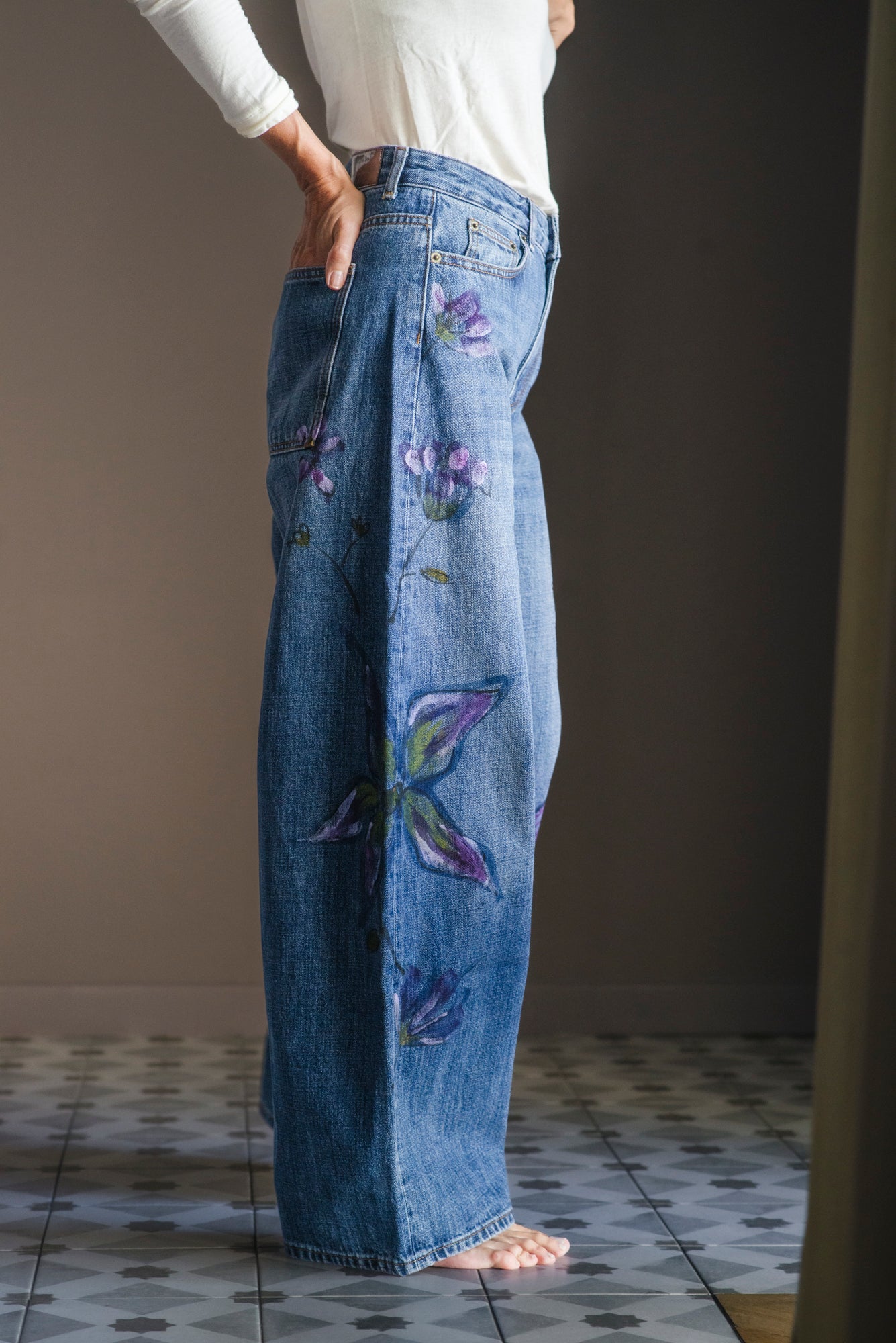 Pantalone denim dipinto a mano